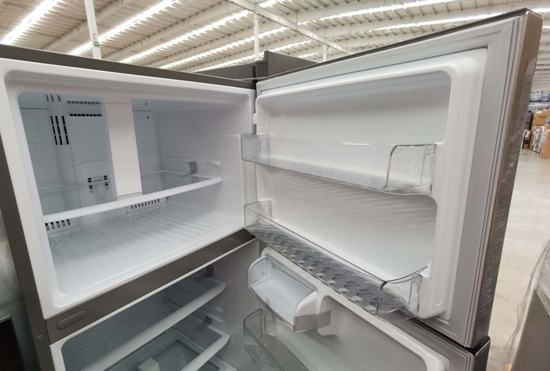 Lote De 2 Refrigeradores Contiene: 1 Refrigerador Marca Mabe, Modelo RMT400RY, Serie 2206B407247, C - Image 11 of 15