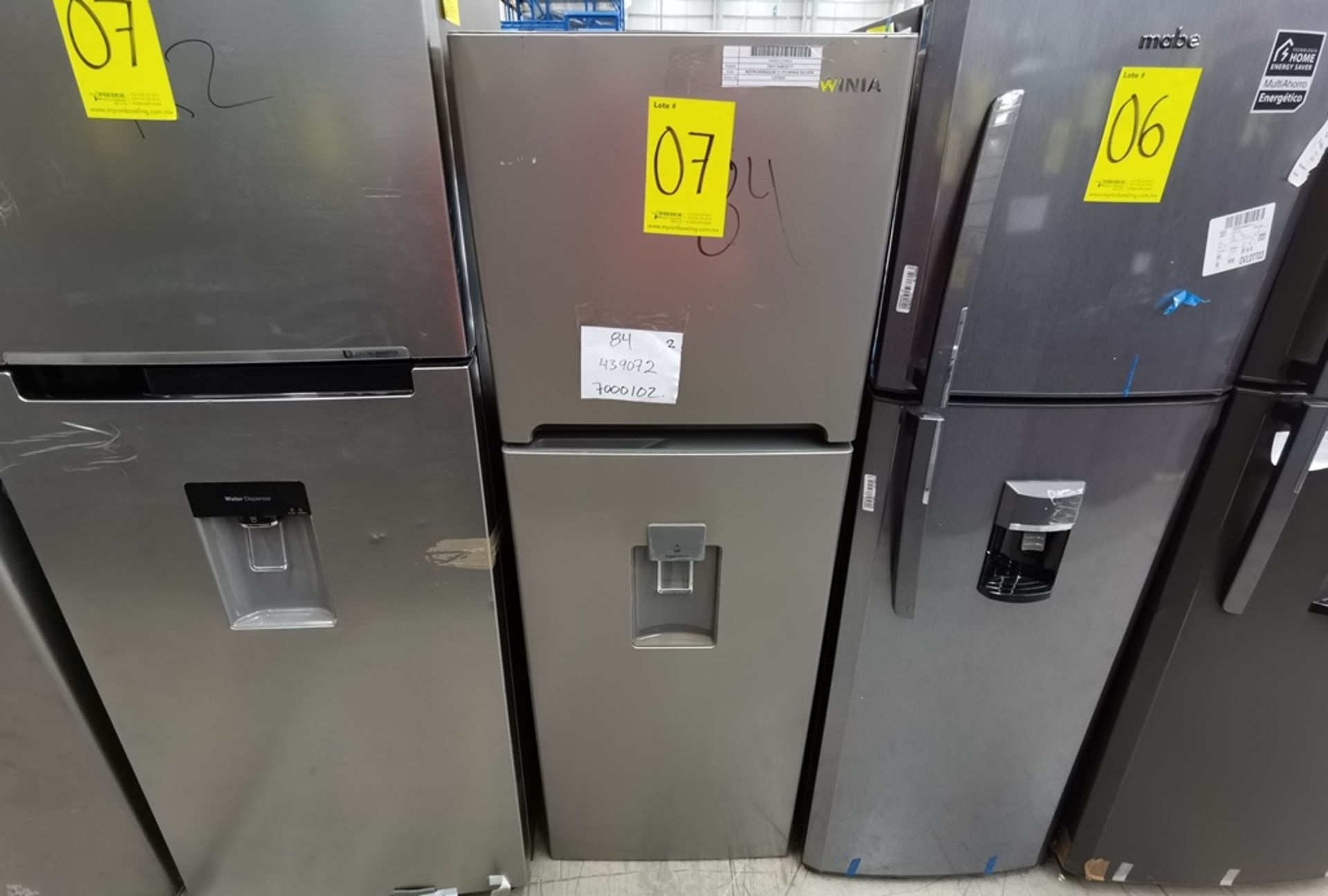 Lote De 2 Refrigeradores Contiene: 1 Refrigerador Marca Winia, Modelo DFR25210GMDX, Serie MR21yN118