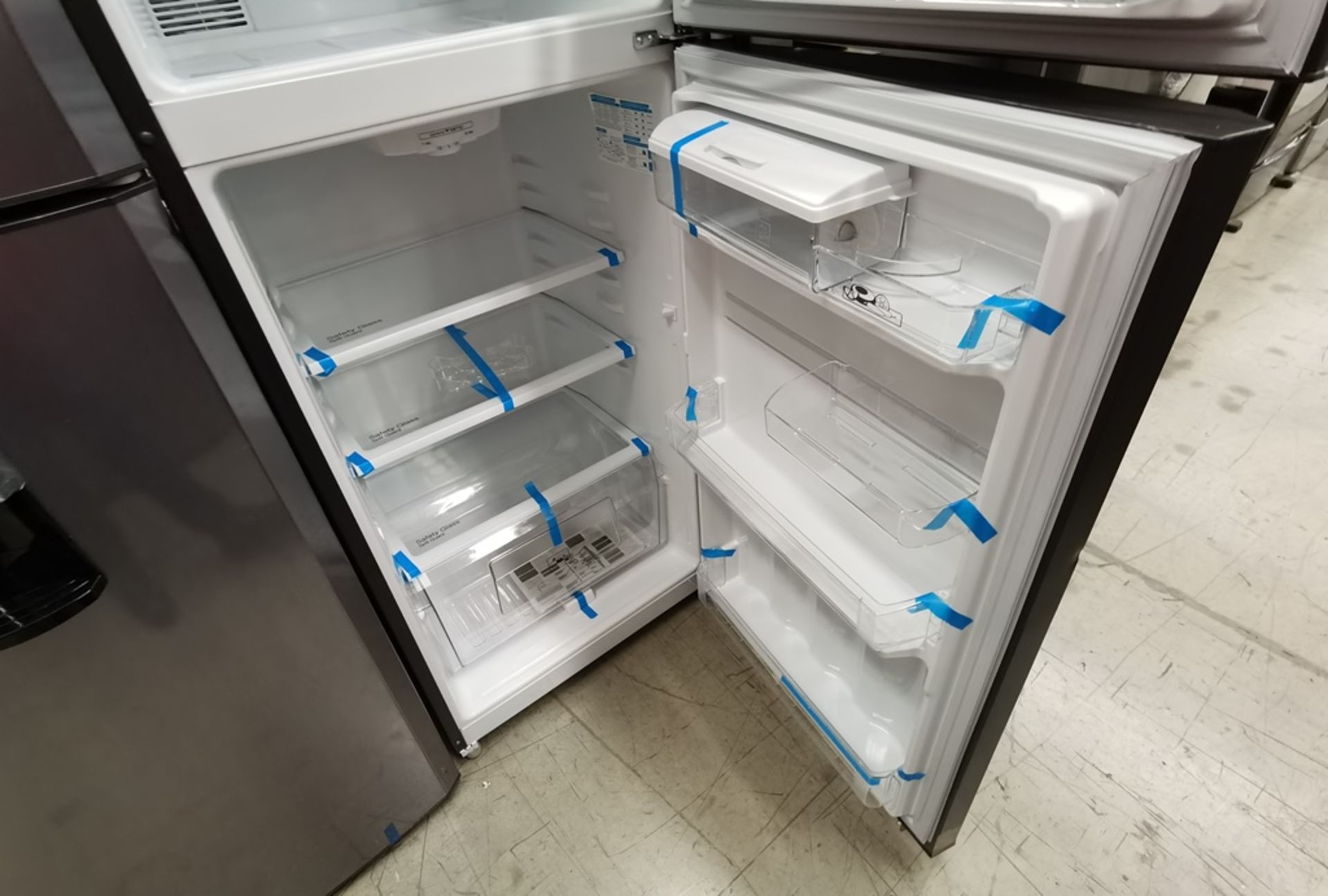 Lote De 2 Refrigeradores Contiene: 1 Refrigerador Marca Mabe, Modelo RME360FD, Serie 2205B503535, C - Image 9 of 17
