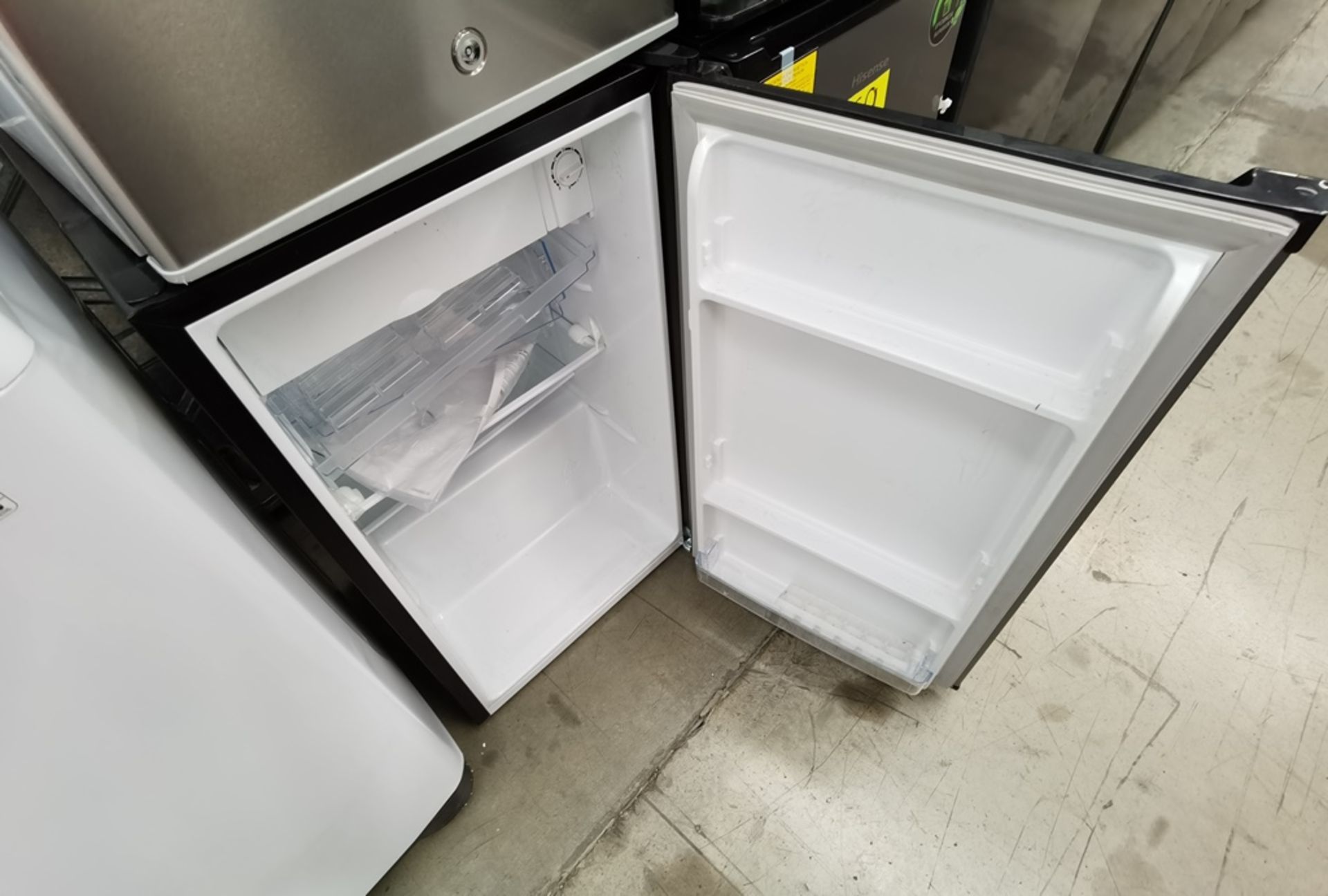 Lote De 4 Refrigeradores Contiene: 1 Refrigerador Marca Atvio, Modelo BC90SU, Serie N/D, Color Gris - Image 10 of 11