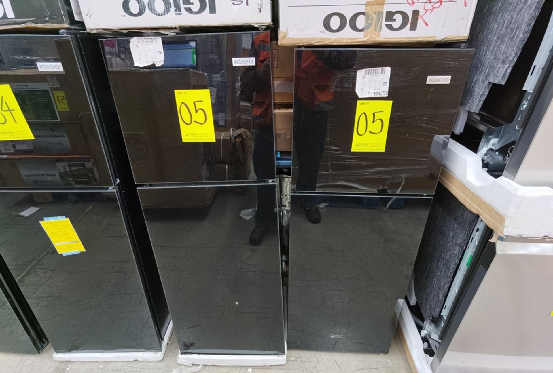 Lote de 2 Refrigeradores contiene: 1 Refrigerador Marca Igloo, Modelo IRF47DDGLSBK, Serie N/D, - Image 2 of 11