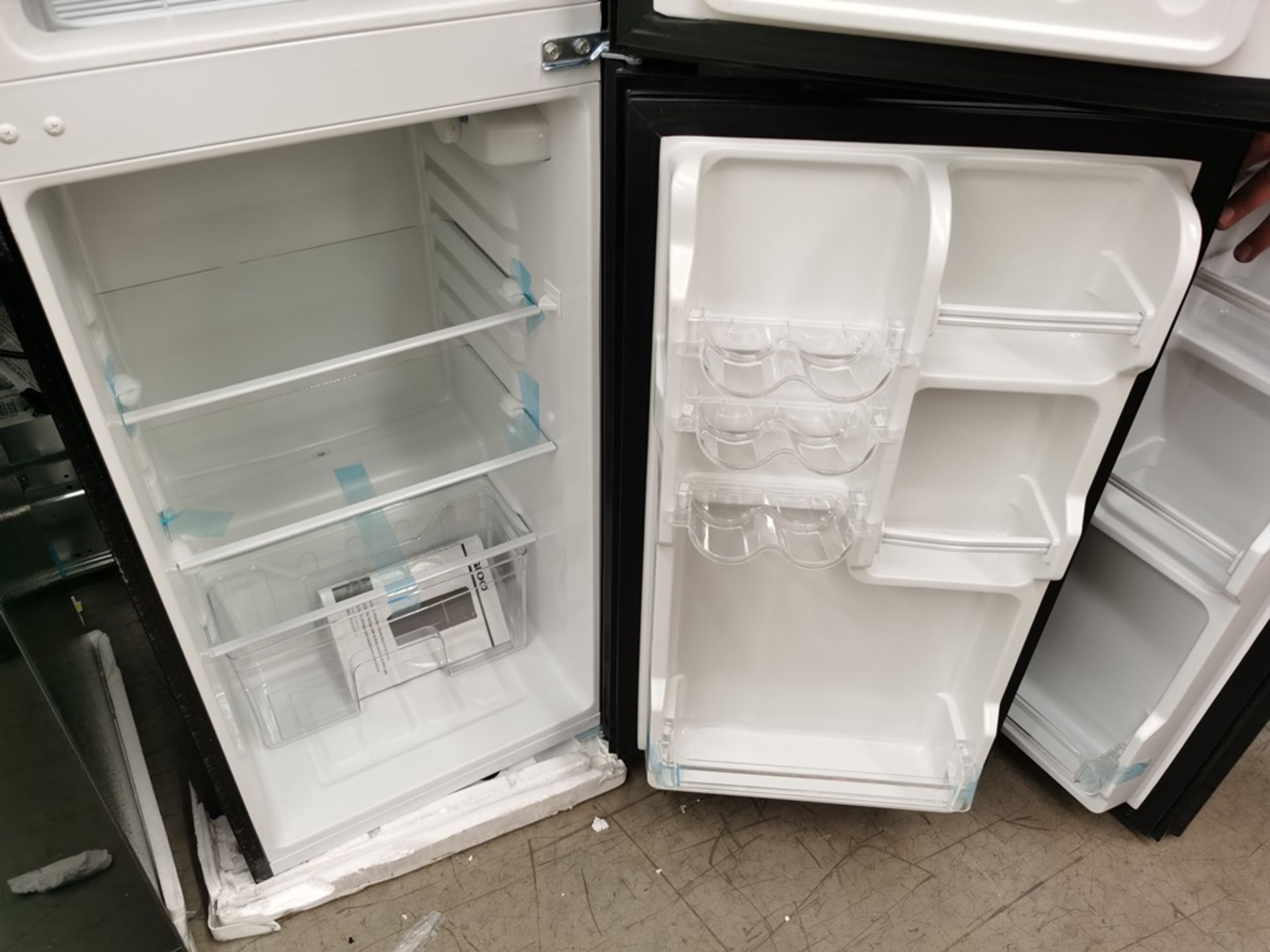 Lote de 2 Refrigeradores contiene: 1 Refrigerador Marca Igloo, Modelo IRF47DDGLSBK, Serie N/D, - Image 10 of 11