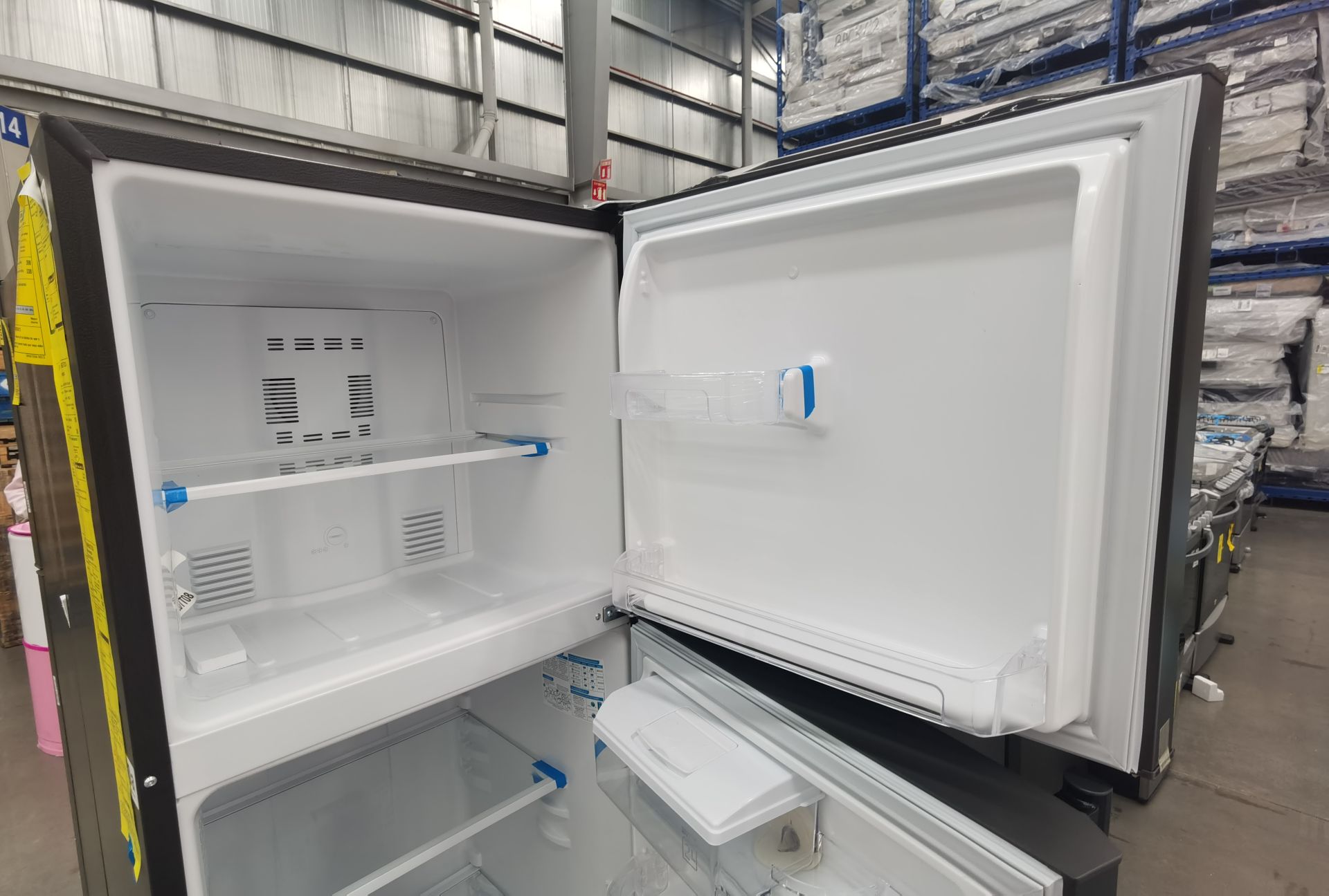 1 Refrigerador con dispensador de agua Marca MABE, Modelo RMA300FJMR, No de serie 2209B702213 - Image 4 of 6