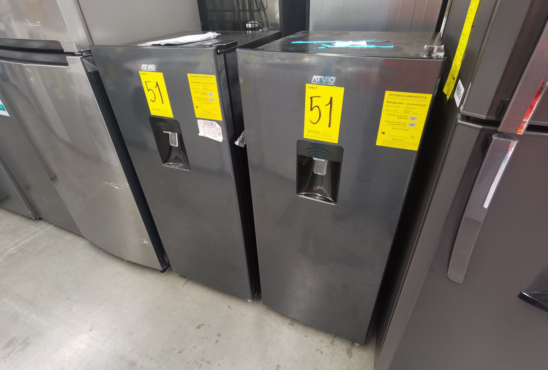 Lote de 2 Refrigeradores contiene: 1 Refrigerador con dispensador de agua Marca ATVIO, Modelo - Image 6 of 9