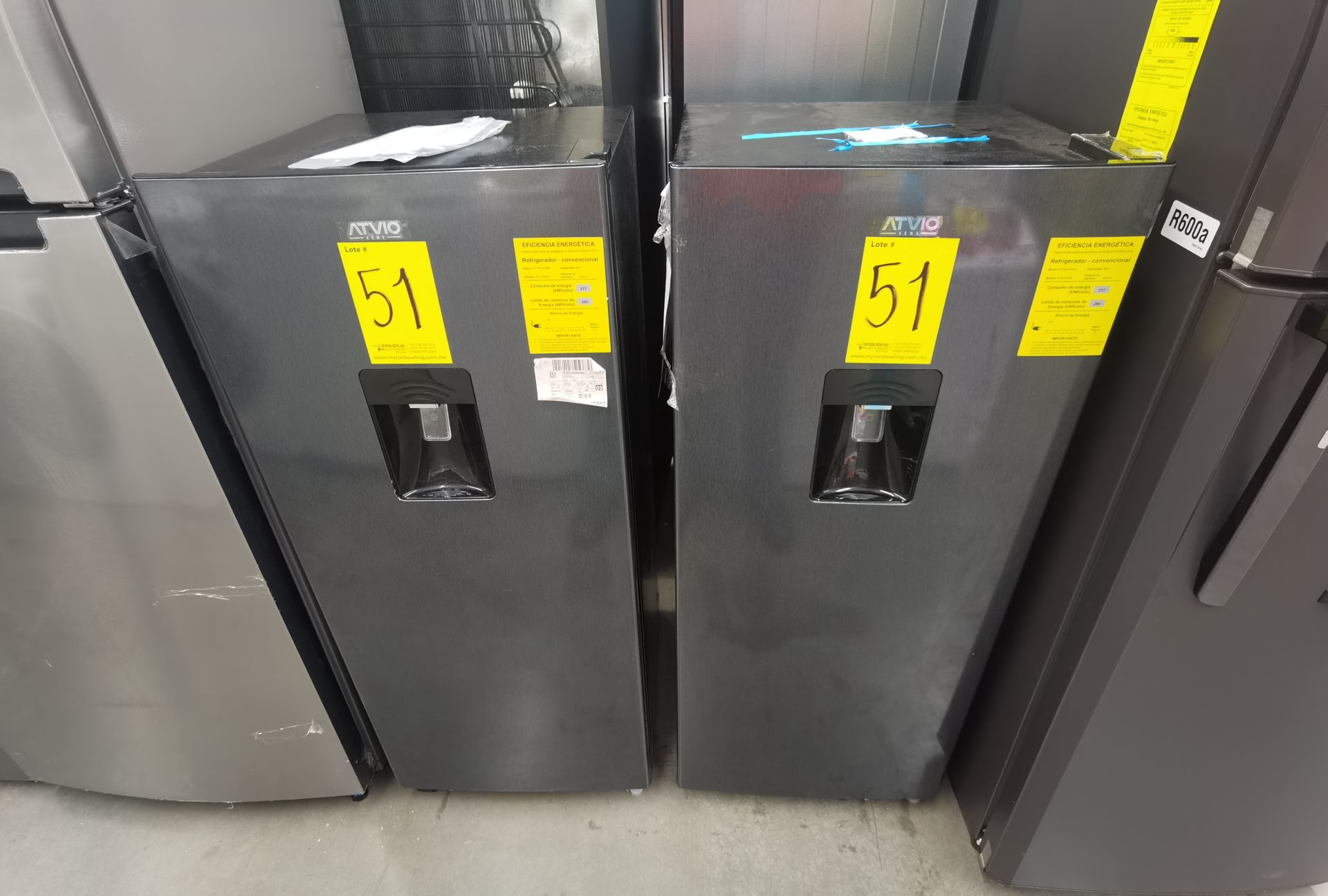 Lote de 2 Refrigeradores contiene: 1 Refrigerador con dispensador de agua Marca ATVIO, Modelo