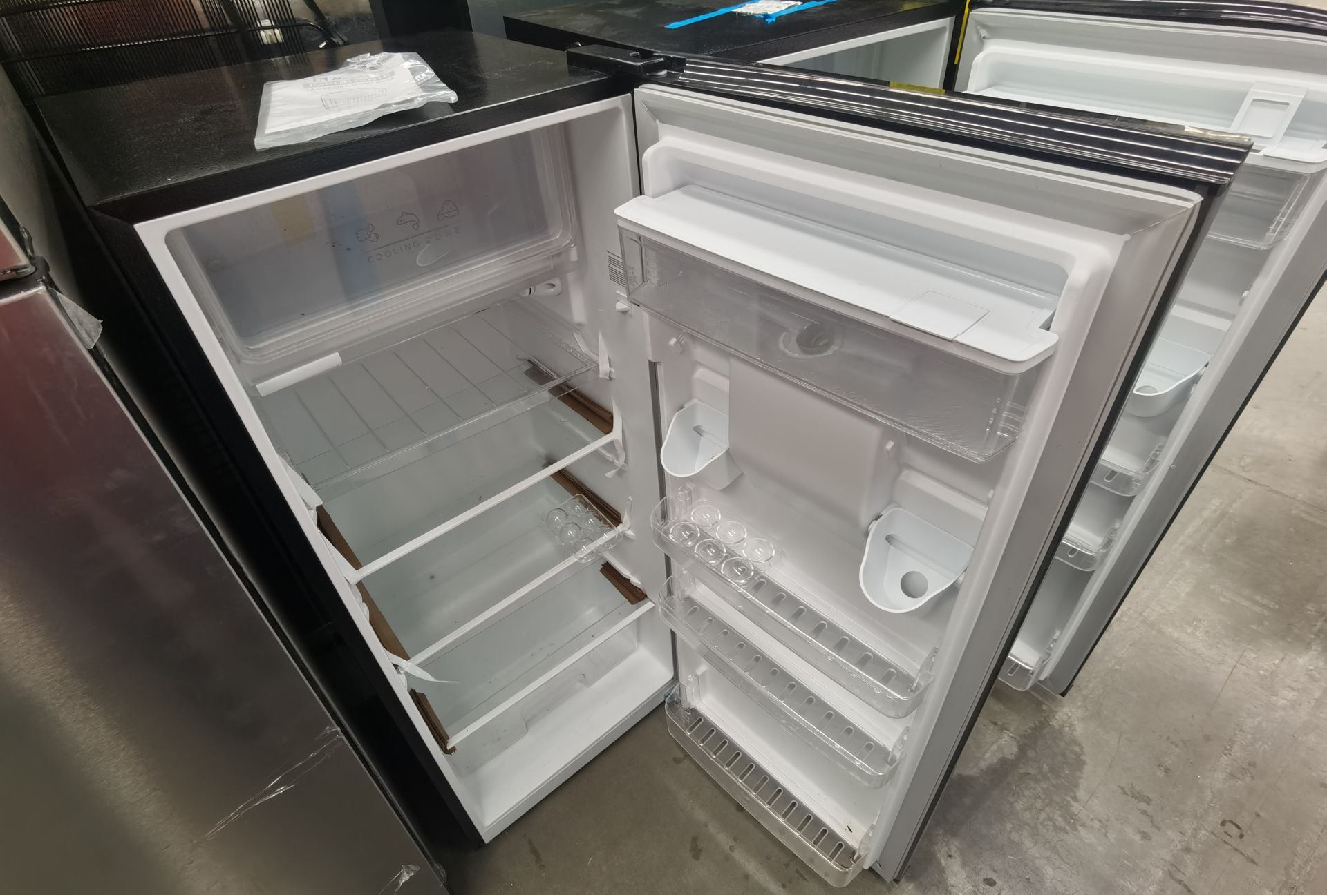 Lote de 2 Refrigeradores contiene: 1 Refrigerador con dispensador de agua Marca ATVIO, Modelo - Image 8 of 9