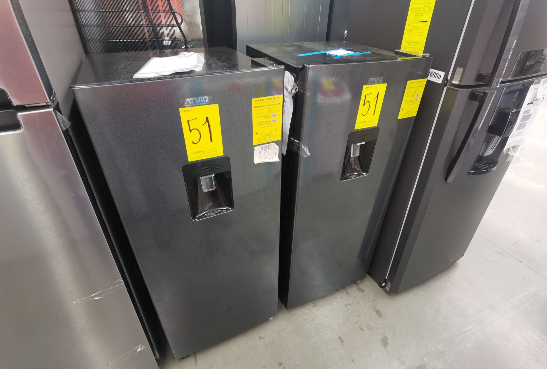Lote de 2 Refrigeradores contiene: 1 Refrigerador con dispensador de agua Marca ATVIO, Modelo - Image 3 of 9