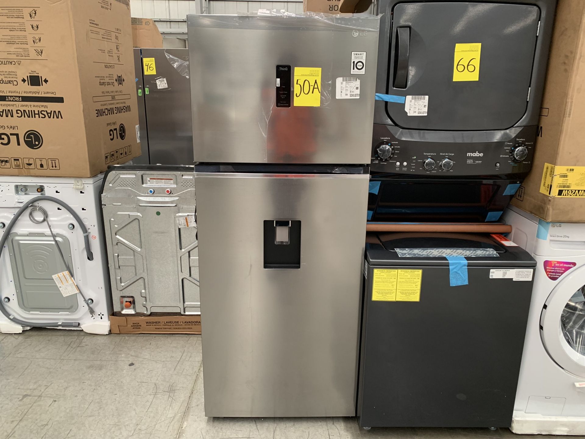 1 Refrigerador con dispensador de agua Marca LG, Modelo VT40AWP, No de serie 205MRMD3V707, Color Gr