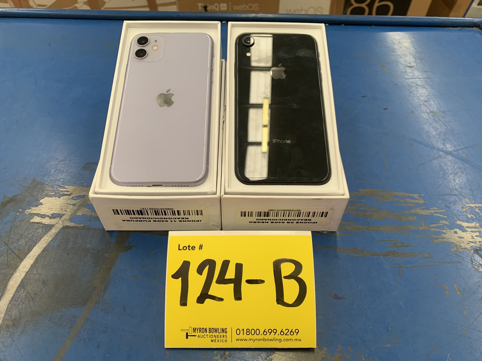 Lote De 2 Teléfonos Celular Contiene: 1 Iphone Marca Apple, Modelo 11, Color Purpura, 64 GB De