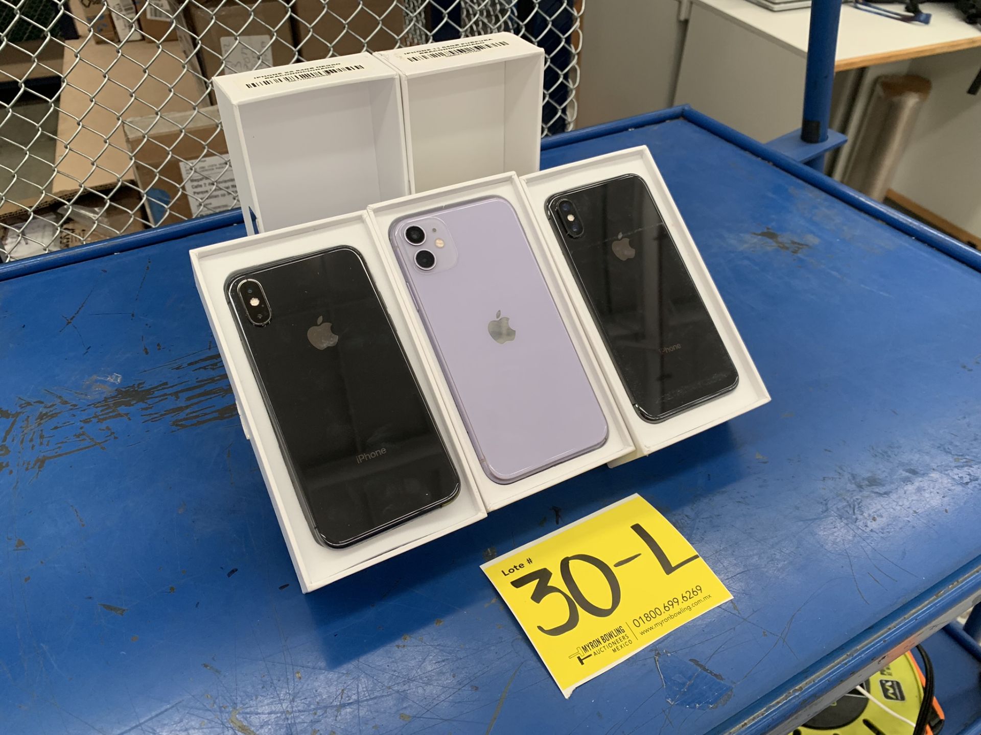 Lote De 3 Teléfonos Celular Contiene: 1 Iphone Marca Apple, Modelo 11, Color Purpura, 64 GB De - Image 5 of 9