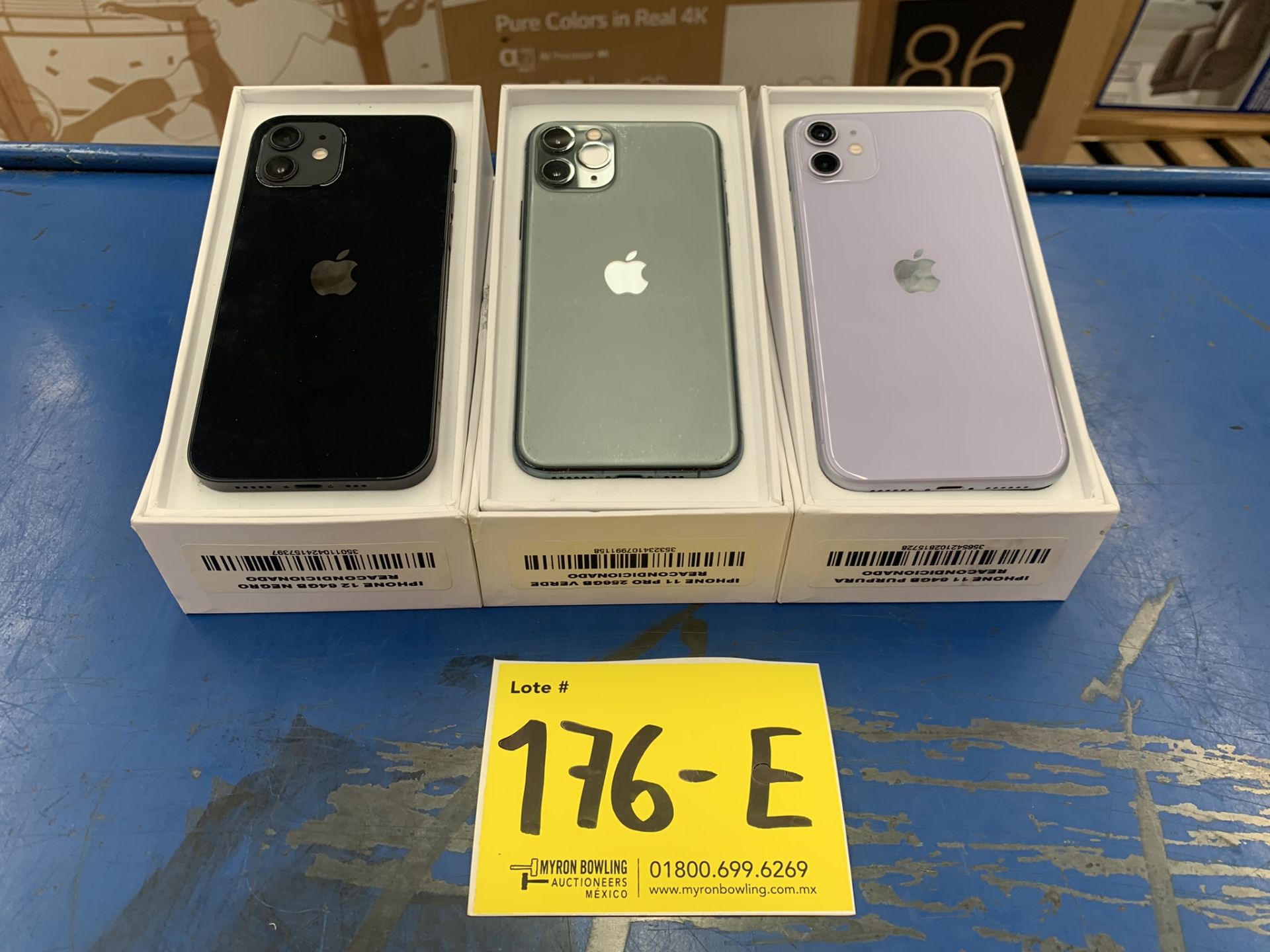 Lote De 3 Teléfonos Celular Contiene: 1 Iphone Marca Apple, Modelo 12, Color Negro, 64 GB De Al - Image 2 of 9