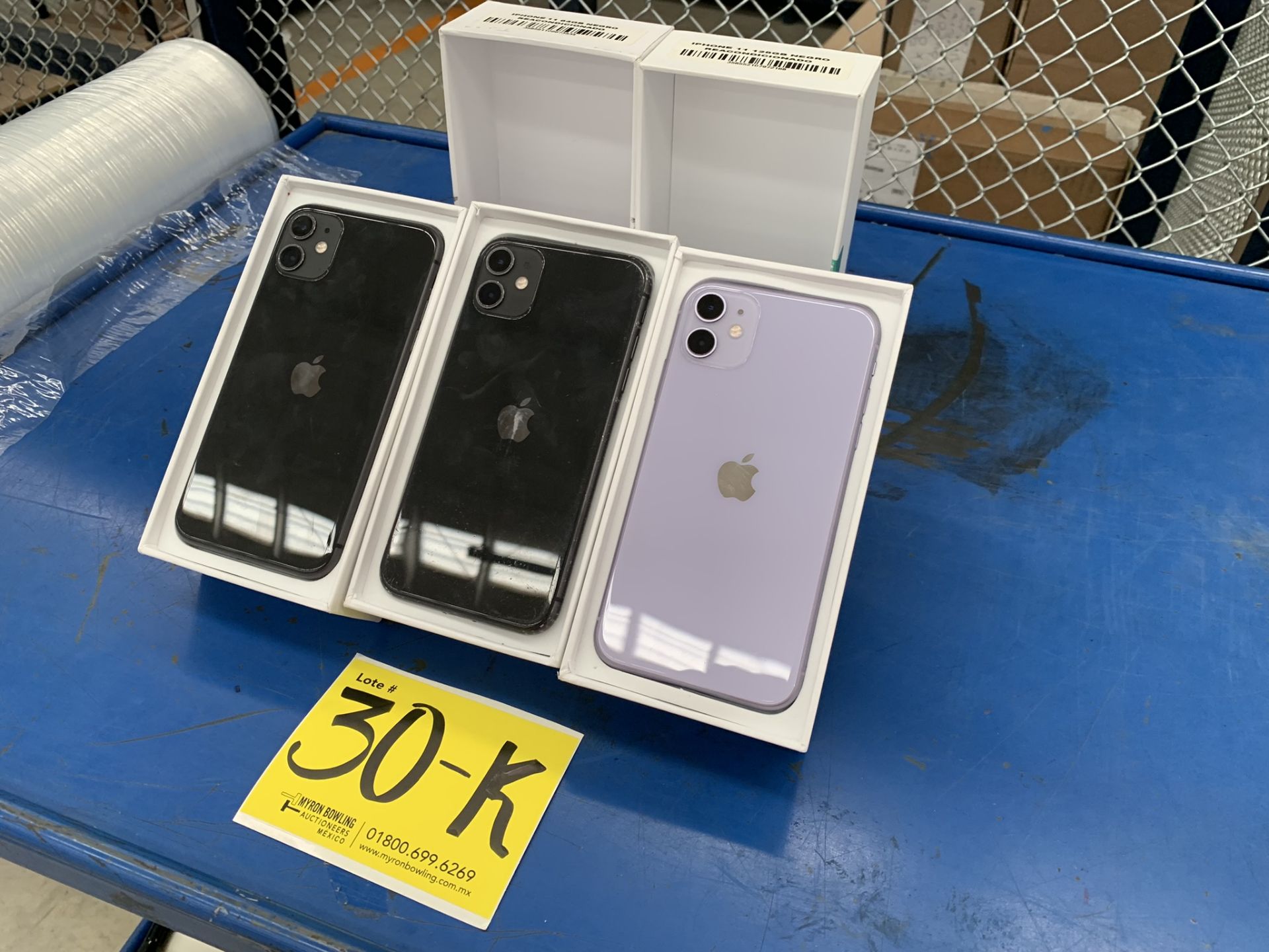 Lote De 3 Teléfonos Celular Contiene: 1 Iphone Marca Apple, Modelo 11, Color Negro, 128 GB De A - Image 3 of 8