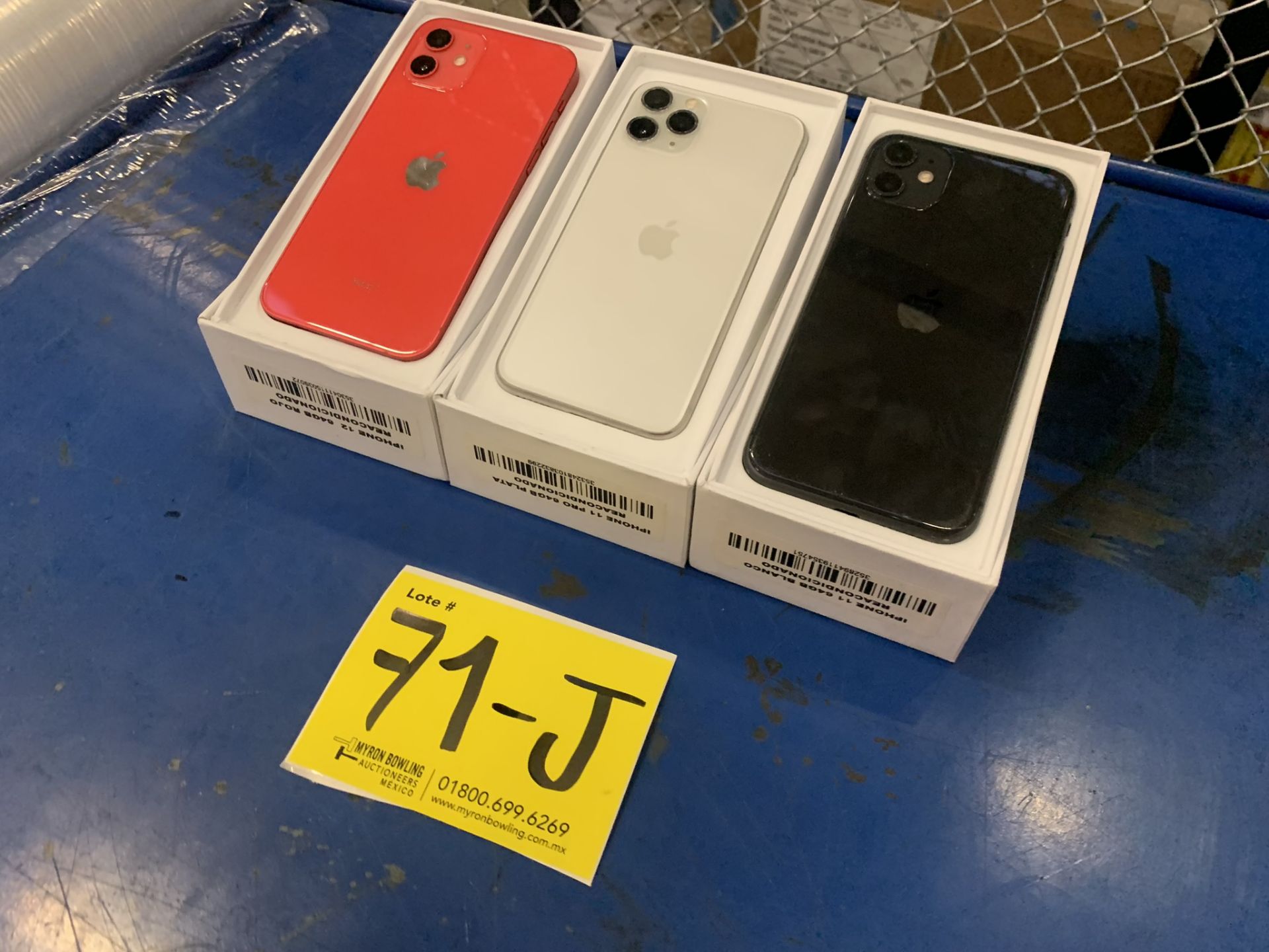 Lote De 3 Teléfonos Celular Contiene: 1 Iphone Marca Apple, Modelo 12, Color Rojo, 64 GB De Alm - Image 4 of 9