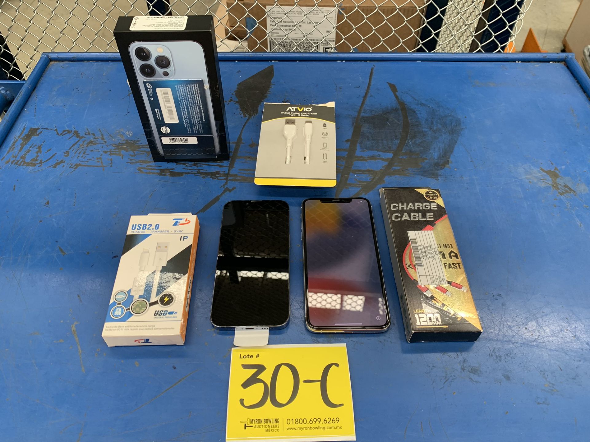 Lote De 2 Teléfonos Celulares Contiene: 1 IPhone Marca Apple, Modelo 13 Pro, Serie KTVY24F37J,