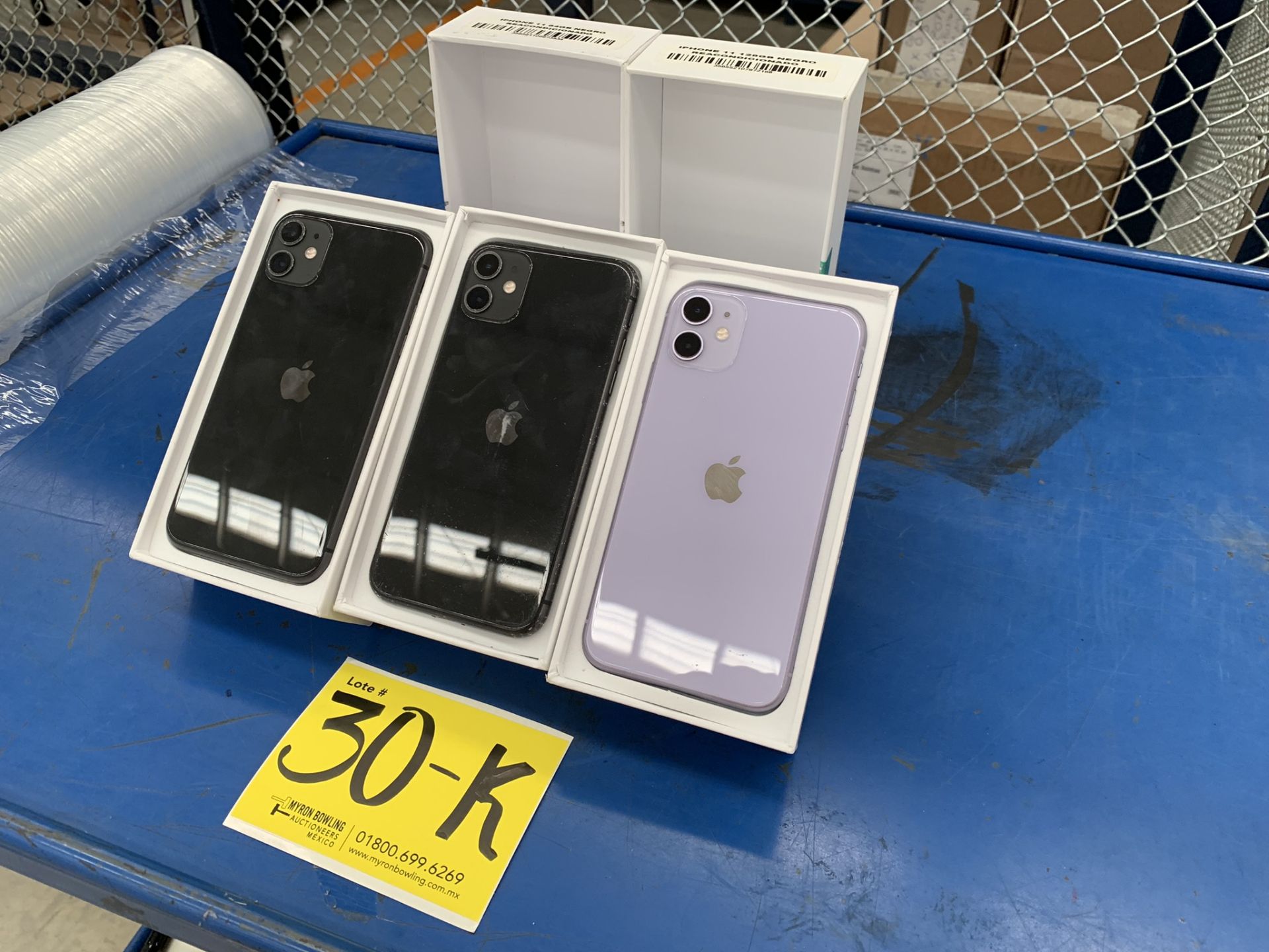 Lote De 3 Teléfonos Celular Contiene: 1 Iphone Marca Apple, Modelo 11, Color Negro, 128 GB De A - Image 4 of 8