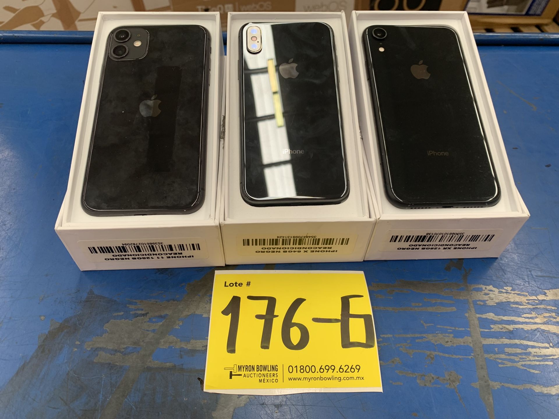 Lote De 3 Teléfonos Celular Contiene: 1 Iphone Marca Apple, Modelo 11, Color Negro, 128 GB De A