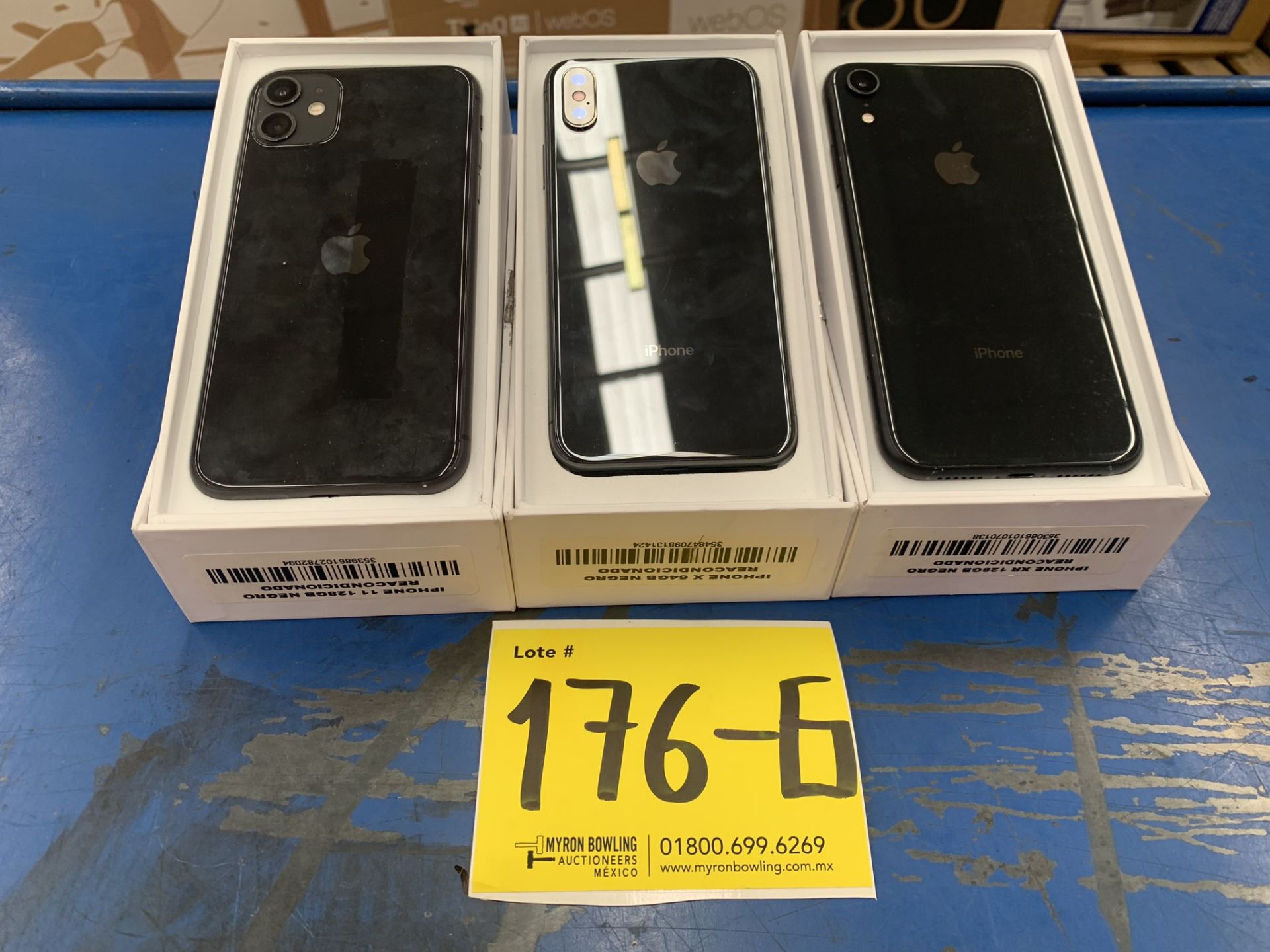 Lote De 3 Teléfonos Celular Contiene: 1 Iphone Marca Apple, Modelo 11, Color Negro, 128 GB De A - Image 2 of 8