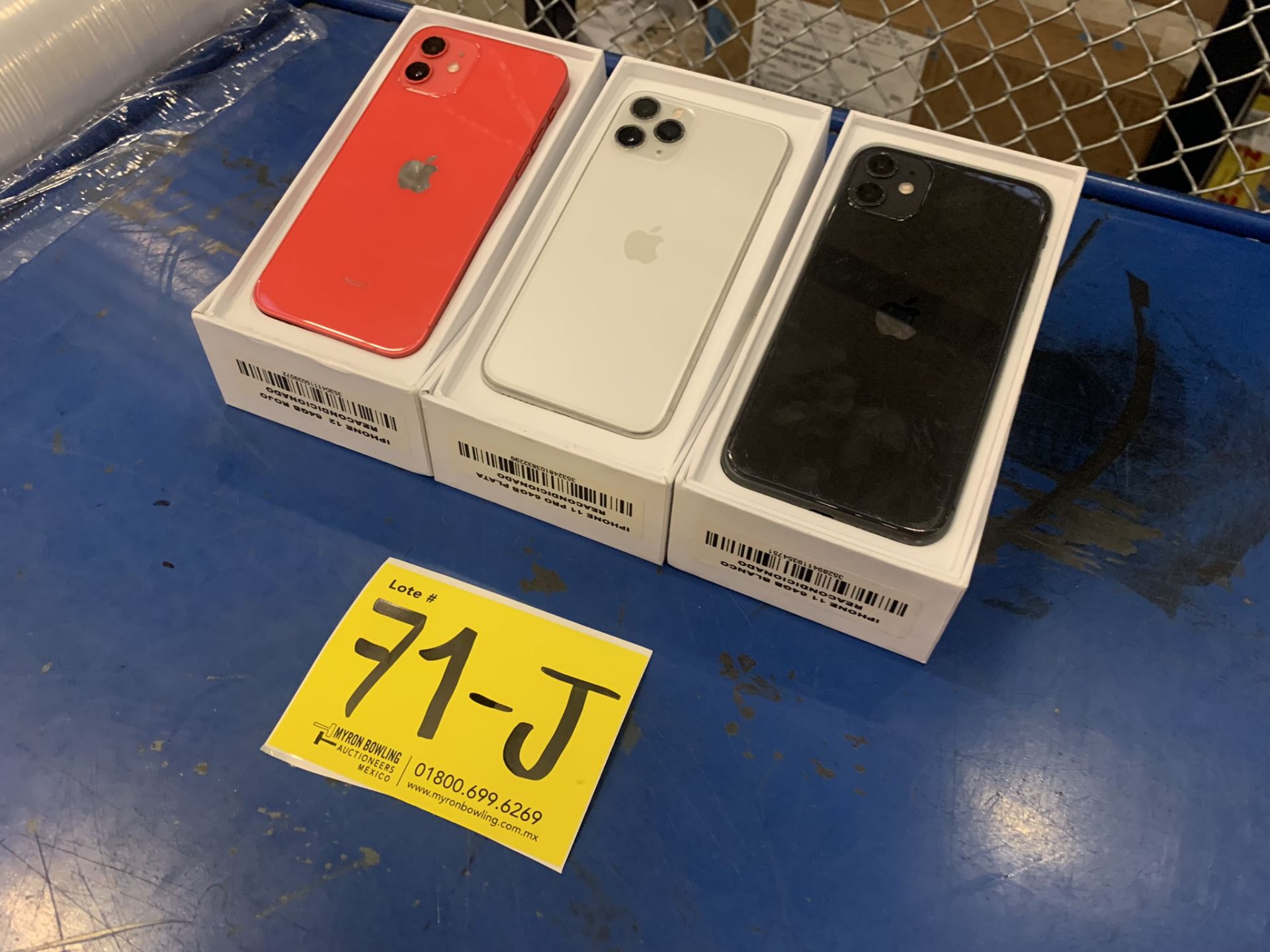 Lote De 3 Teléfonos Celular Contiene: 1 Iphone Marca Apple, Modelo 12, Color Rojo, 64 GB De Alm - Image 3 of 9