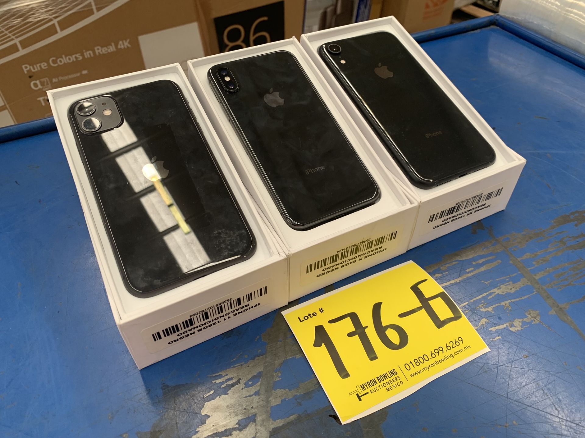 Lote De 3 Teléfonos Celular Contiene: 1 Iphone Marca Apple, Modelo 11, Color Negro, 128 GB De A - Image 6 of 8