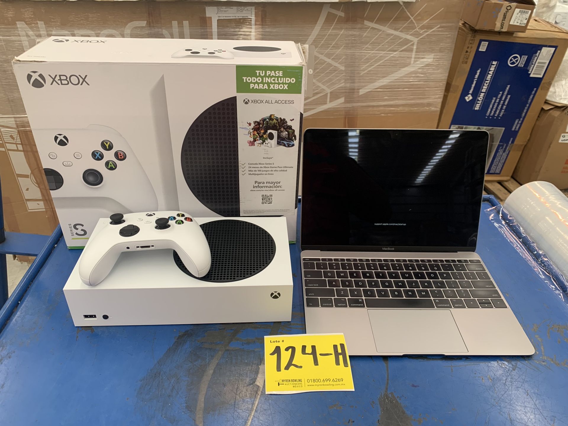 Lote De 1 Consola De Videojuego + 1 Laptop Contiene: 1 Consola De Videojuego Marca Microsoft, M