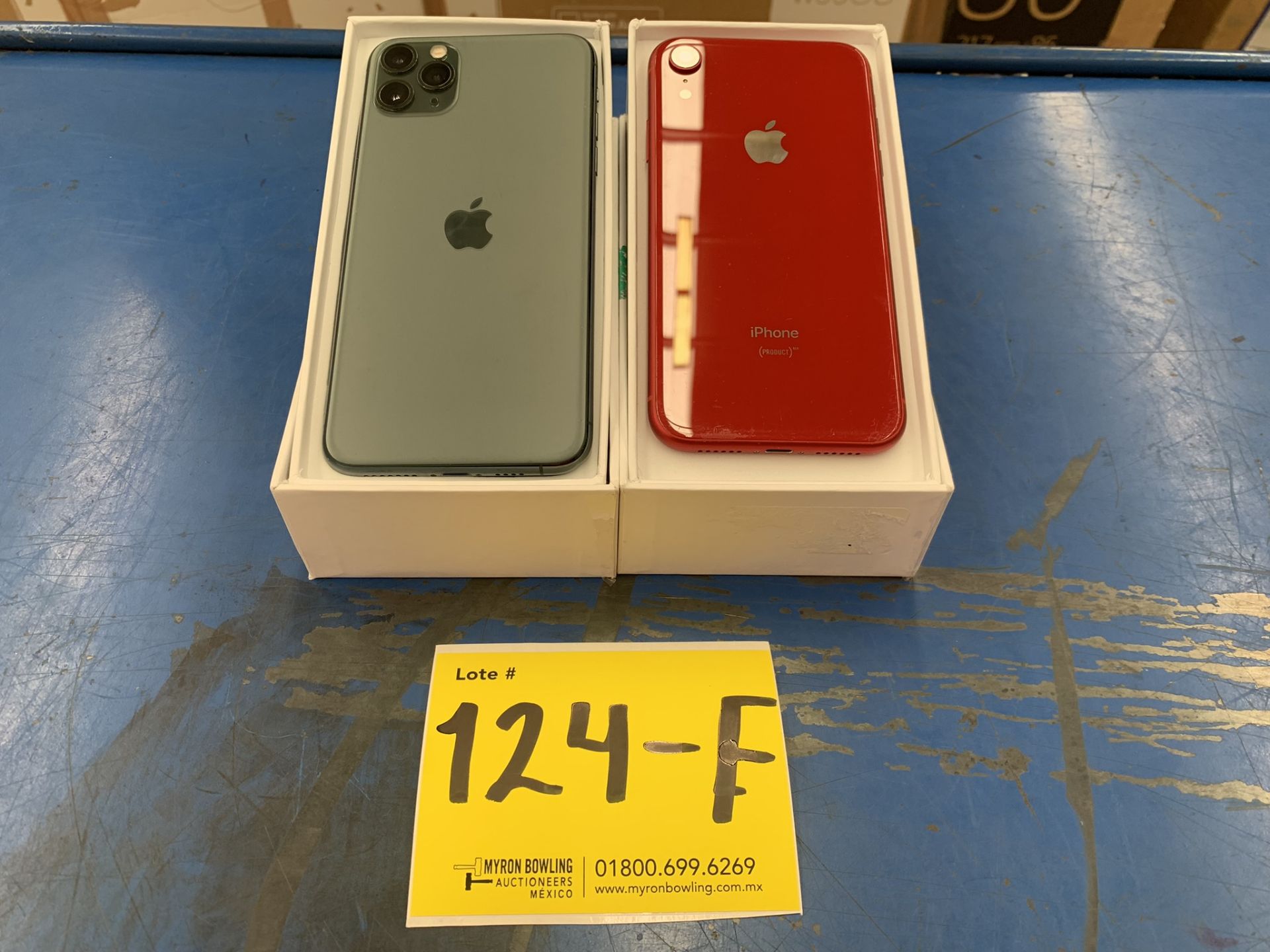 Lote De 2 Teléfonos Celular Contiene: 1 Iphone Marca Apple, Modelo 11 PRO-MAX, Color Verde, 64