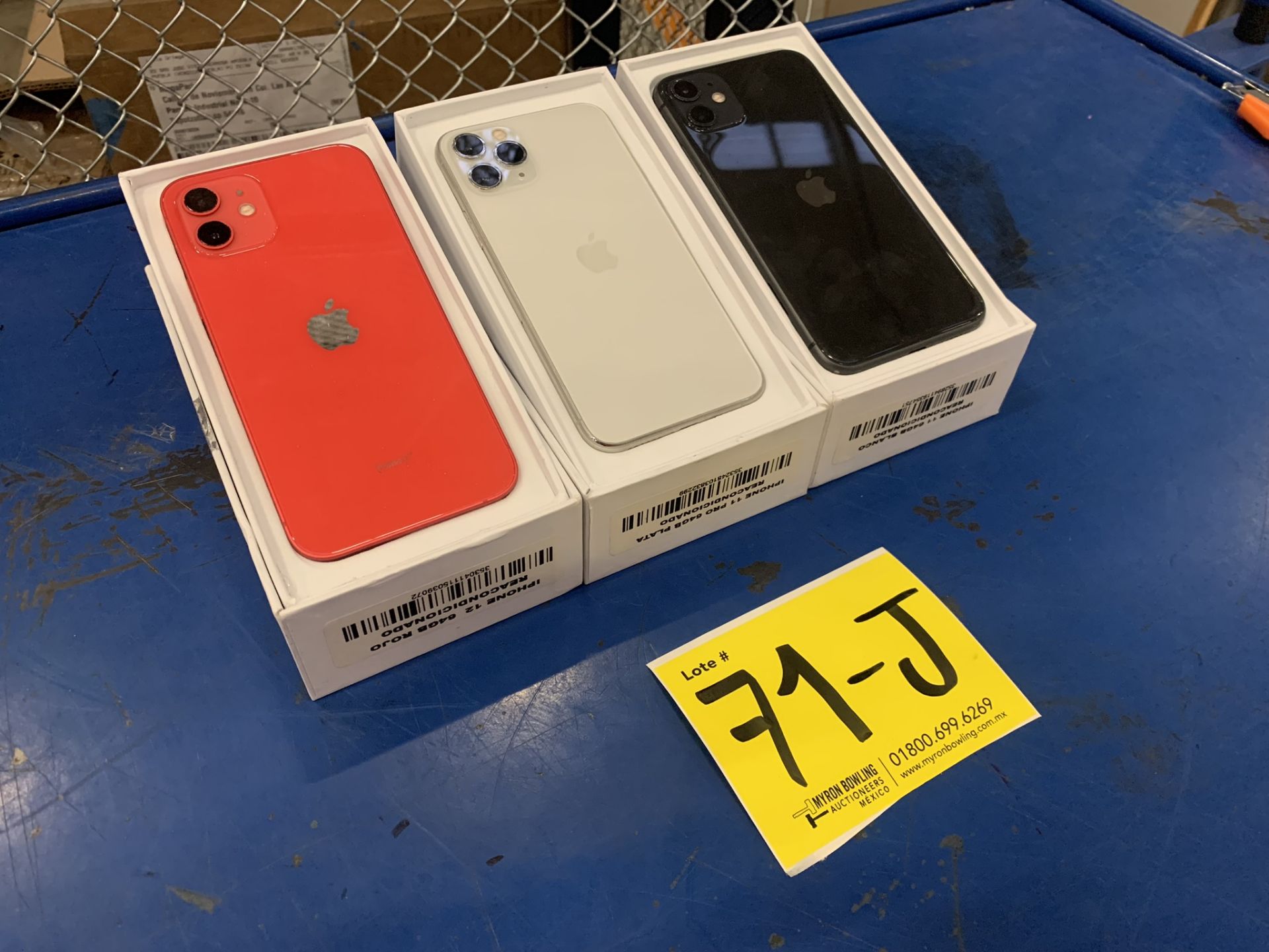Lote De 3 Teléfonos Celular Contiene: 1 Iphone Marca Apple, Modelo 12, Color Rojo, 64 GB De Alm - Image 5 of 9