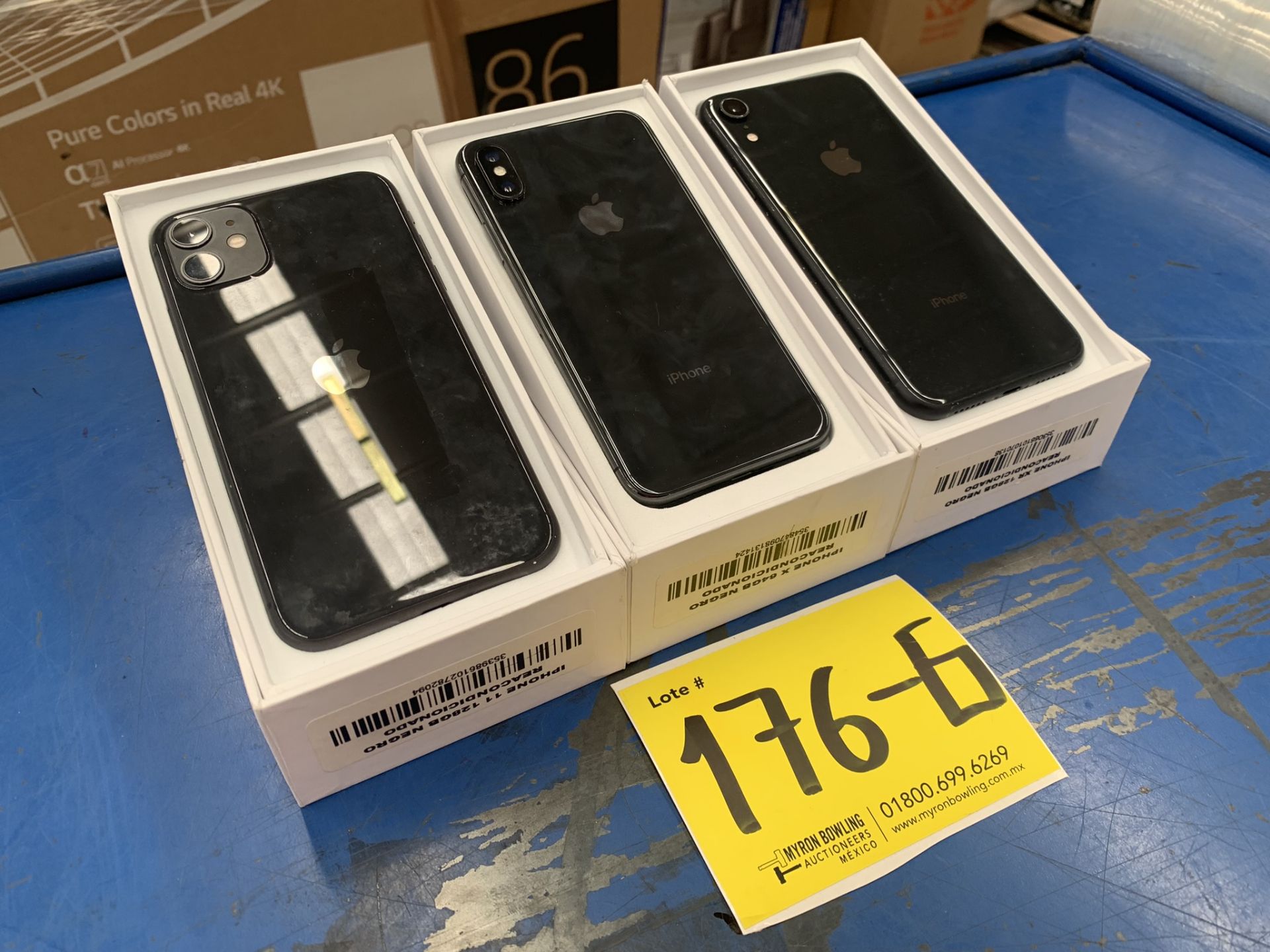 Lote De 3 Teléfonos Celular Contiene: 1 Iphone Marca Apple, Modelo 11, Color Negro, 128 GB De A - Image 5 of 8