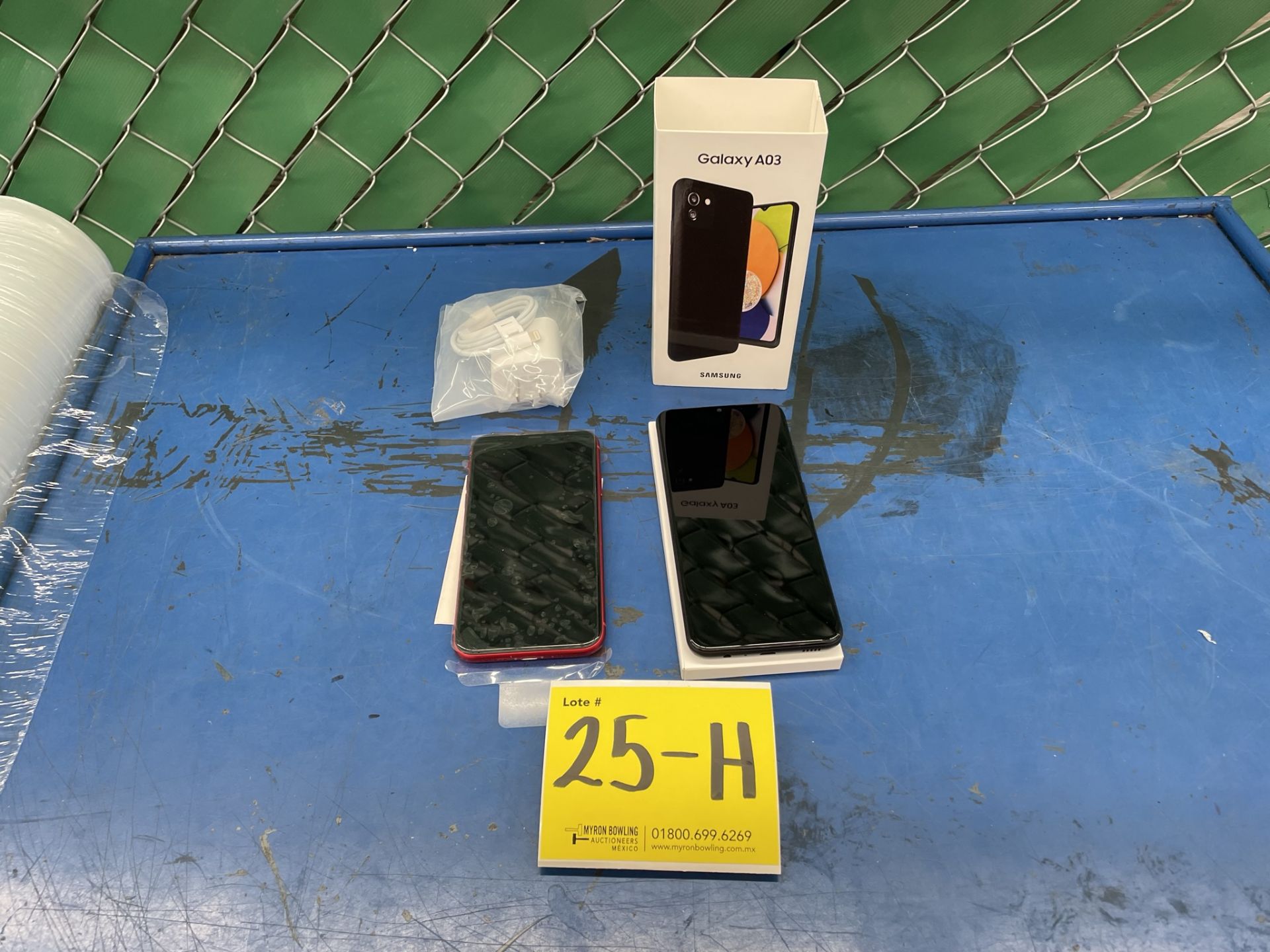 Lote de 2 Teléfonos Celulares contiene: 1 Celular Marca APPLE, Modelo 11, Serie 209785, Color Rojo,