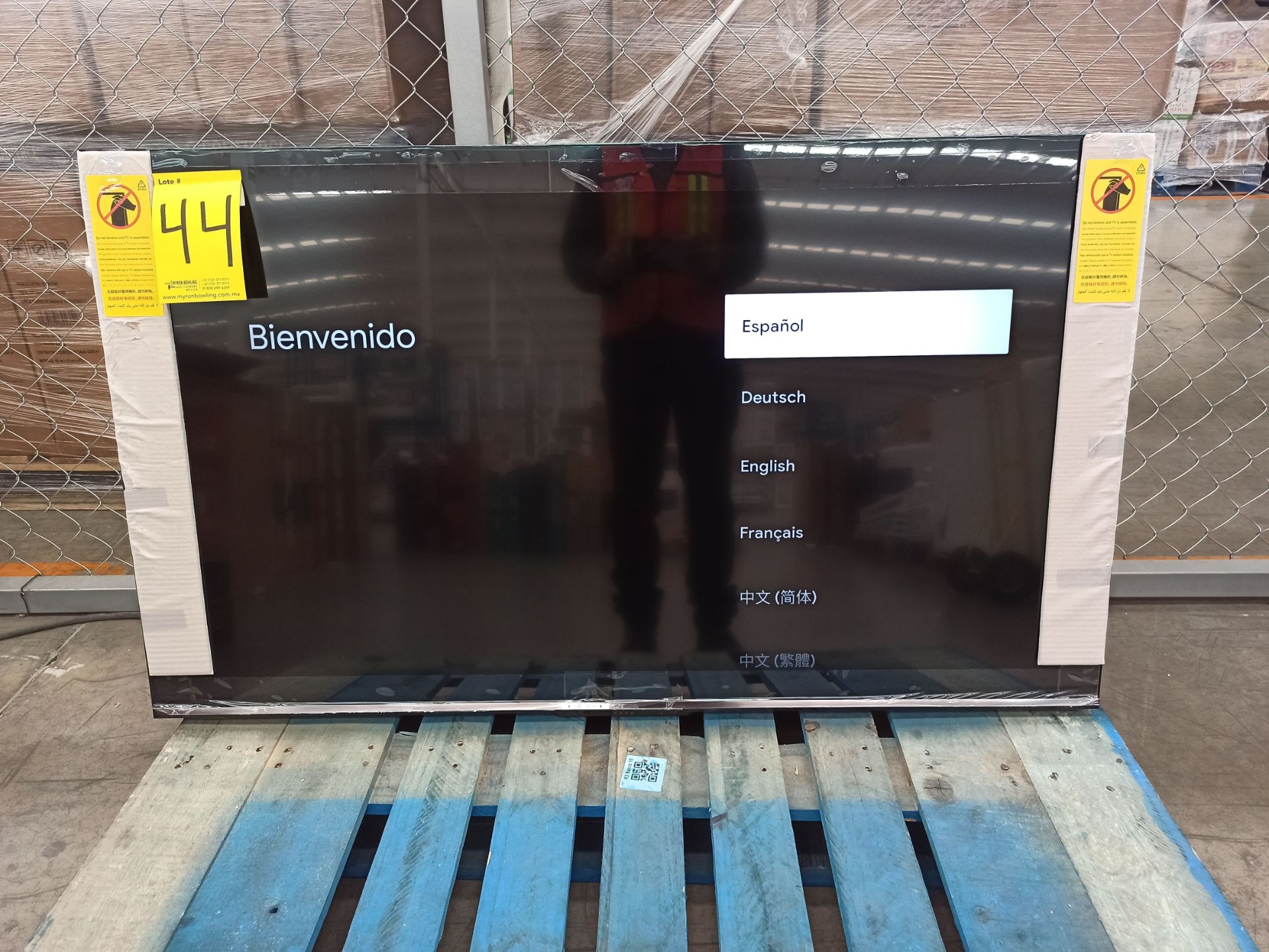 Lote de 2 pantallas contiene: 1 pantalla de 60" Marca SAMSUNG, Modelo AU800 4k; 1 pantalla de 55" M