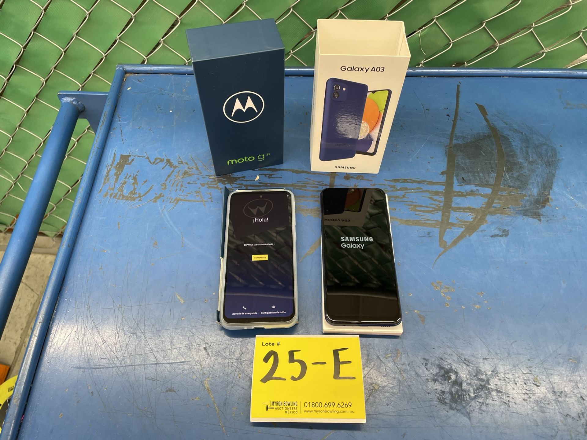 Lote de 2 Teléfonos Celulares contiene: 1 Celular Marca Motorola, Modelo MOTO G31, Serie 005MX, Col