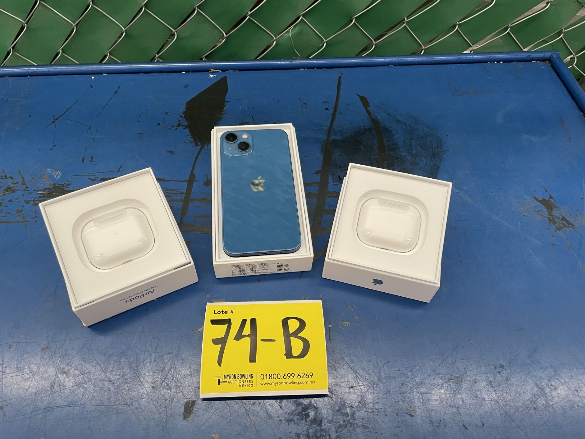 Lote de 1 Celular + 2 Audífonos contiene: 1 Celular Marca APPLE, Modelo 13, Serie D4P9VM22GJ, Color - Image 7 of 9