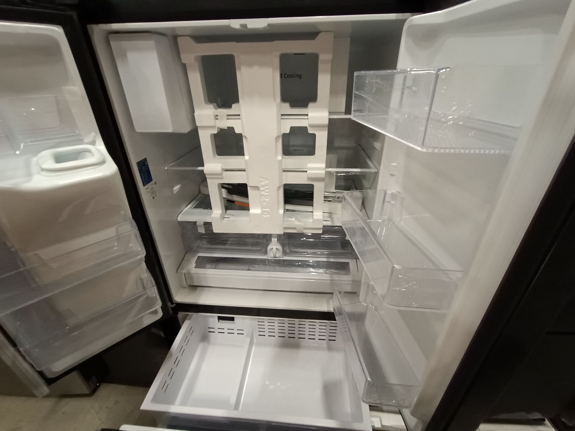 1 Refrigerador con dispensador de agua y Pantalla Marca SAMSUNG, Modelo RF27T5501B1, No de serie 0B - Image 8 of 9