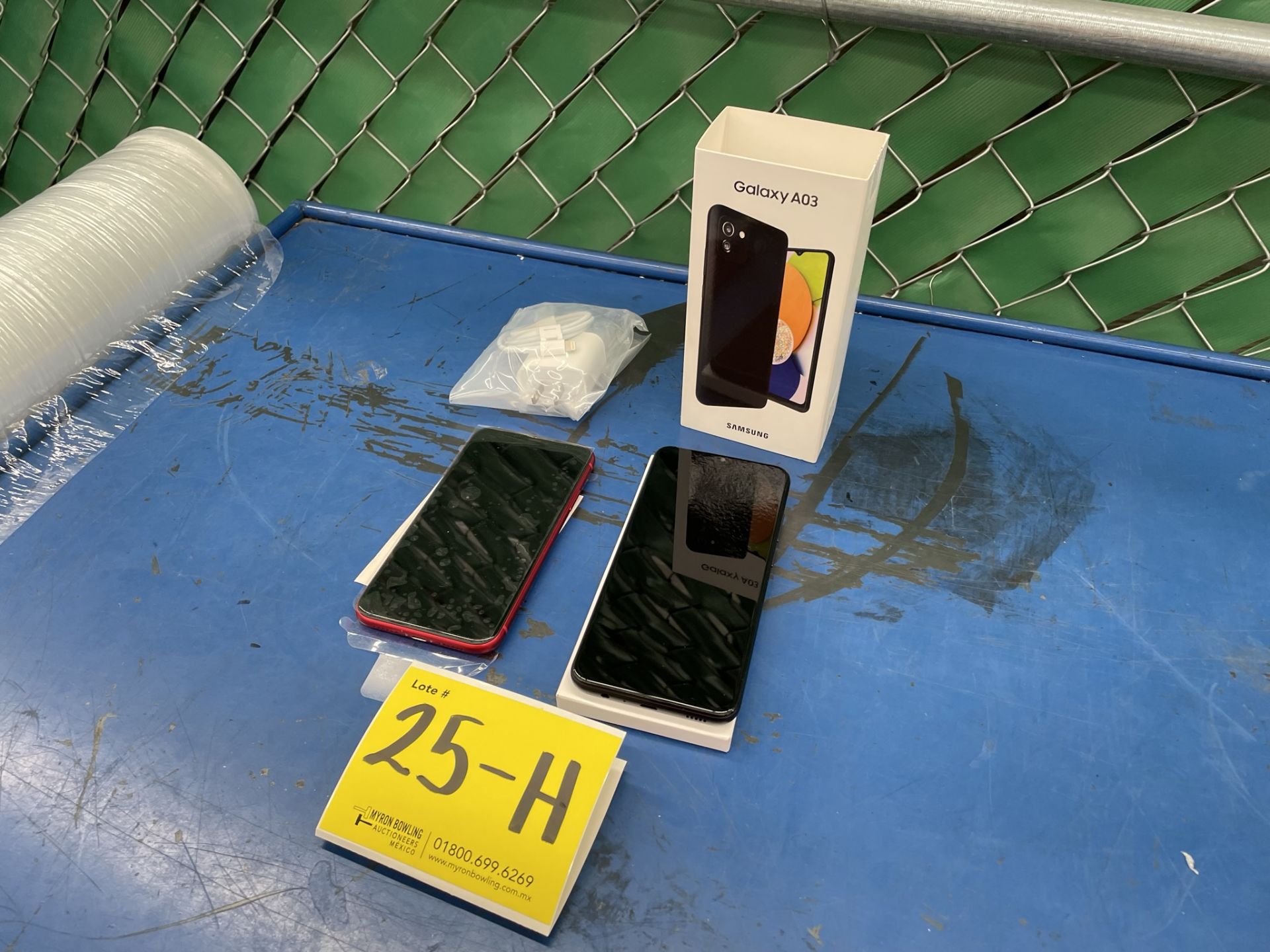 Lote de 2 Teléfonos Celulares contiene: 1 Celular Marca APPLE, Modelo 11, Serie 209785, Color Rojo, - Image 4 of 11