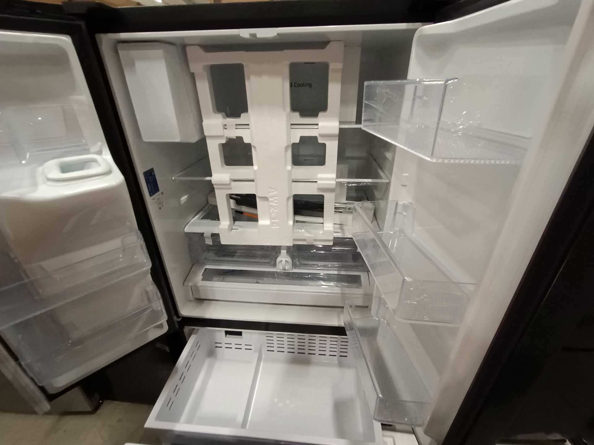 1 Refrigerador con dispensador de agua y Pantalla Marca SAMSUNG, Modelo RF27T5501B1, No de serie 0B - Image 7 of 9