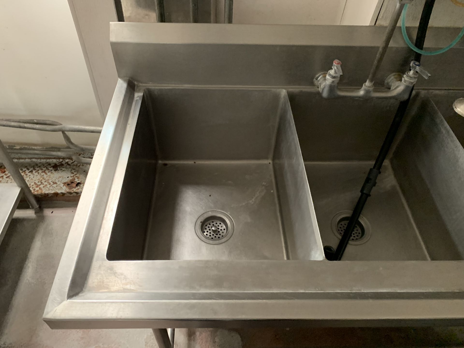 1 Triple stainless steel sink, measures 1.35 x 0.70 x 0.90, includes mixer tap with hose - Image 4 of 11