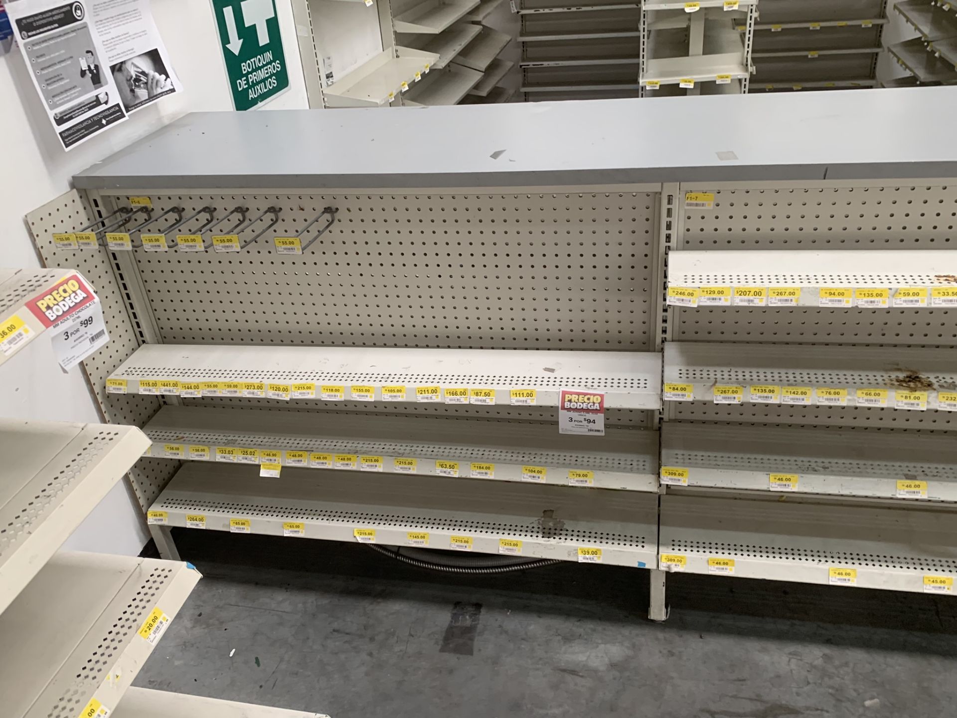 L-shaped counter for a pharmacy with a display of 31 shelves - Image 7 of 17