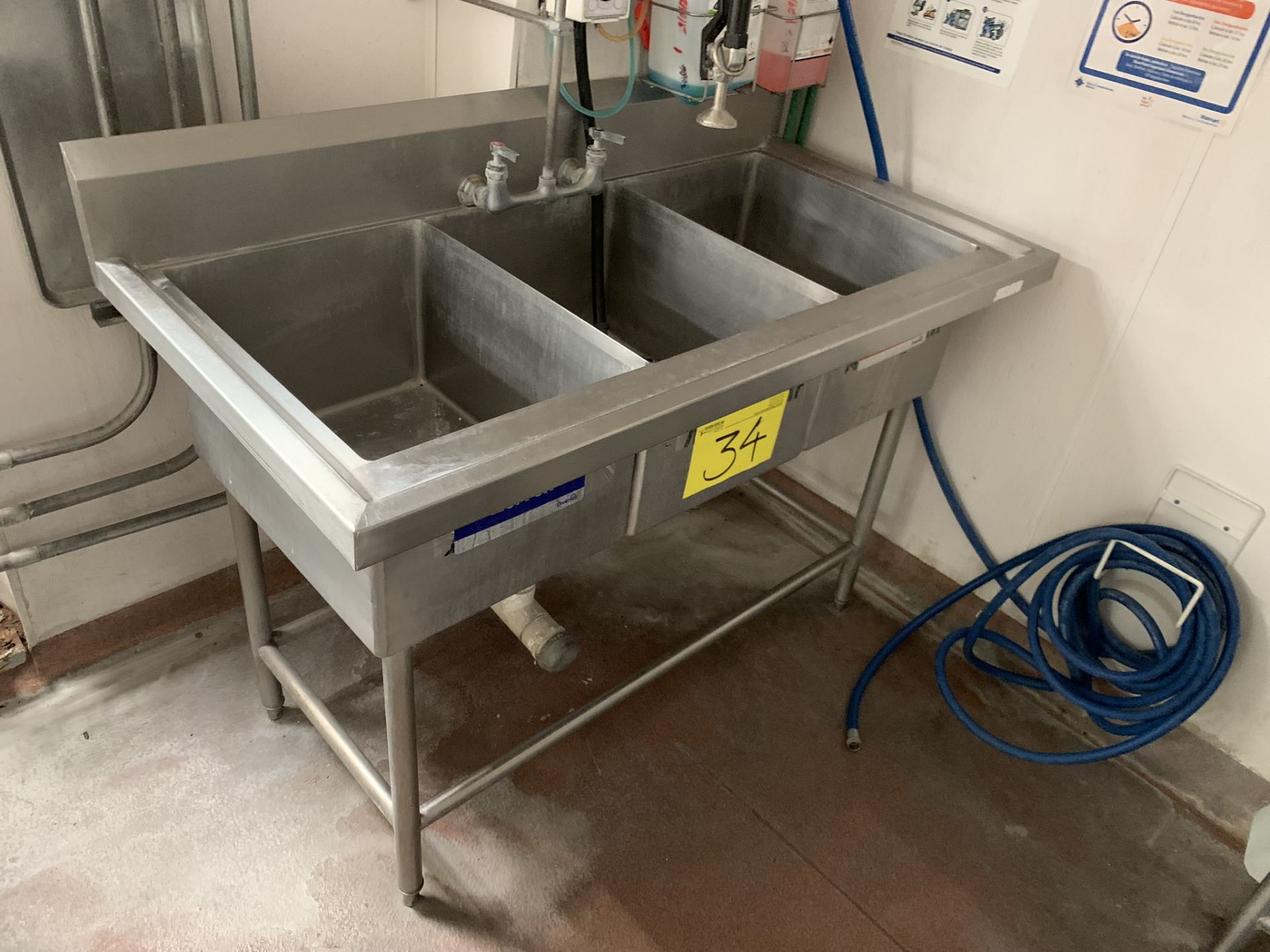 1 Triple stainless steel sink, measures 1.35 x 0.70 x 0.90, includes mixer tap with hose - Image 2 of 11