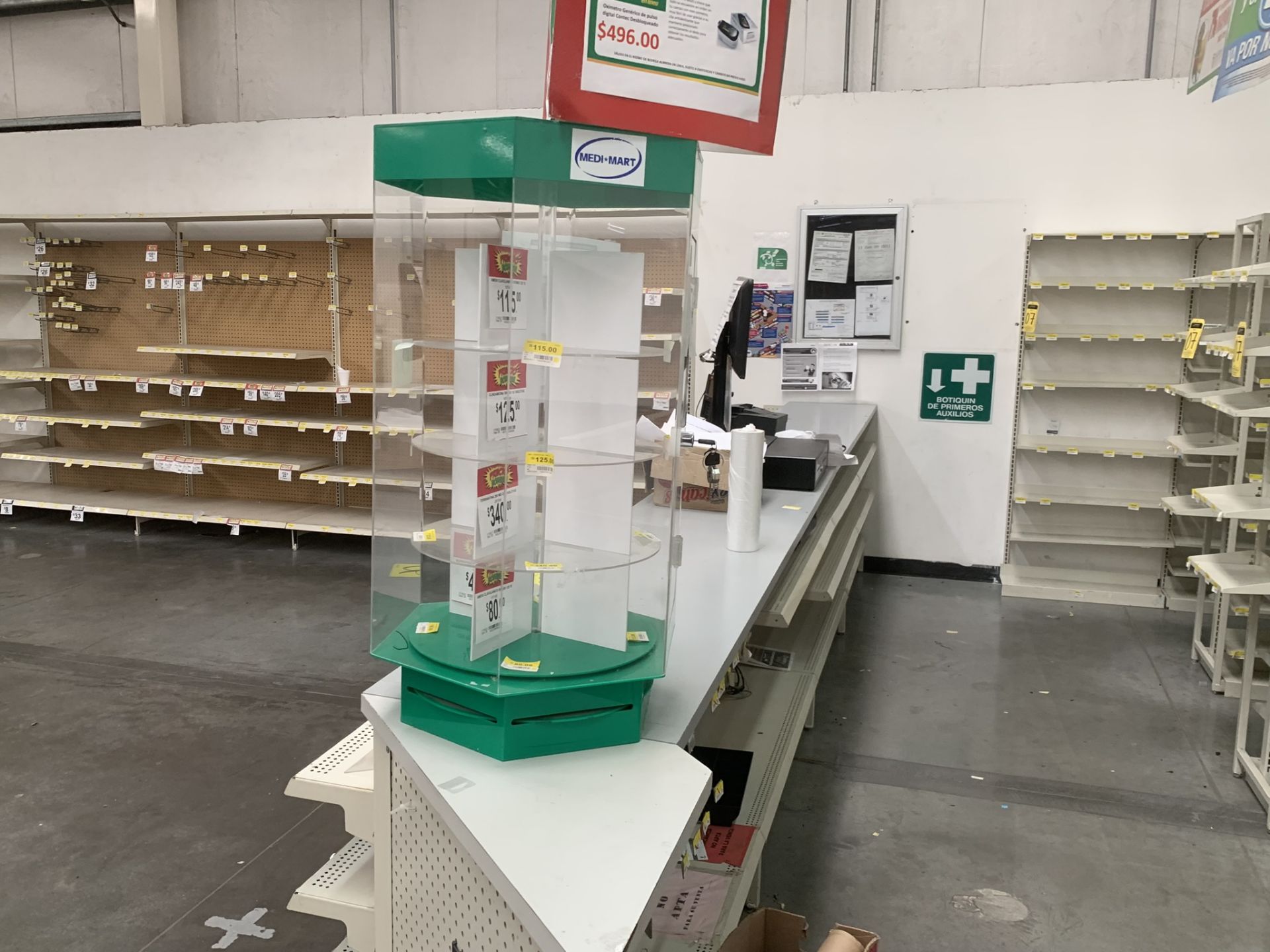 L-shaped counter for a pharmacy with a display of 31 shelves - Image 10 of 17