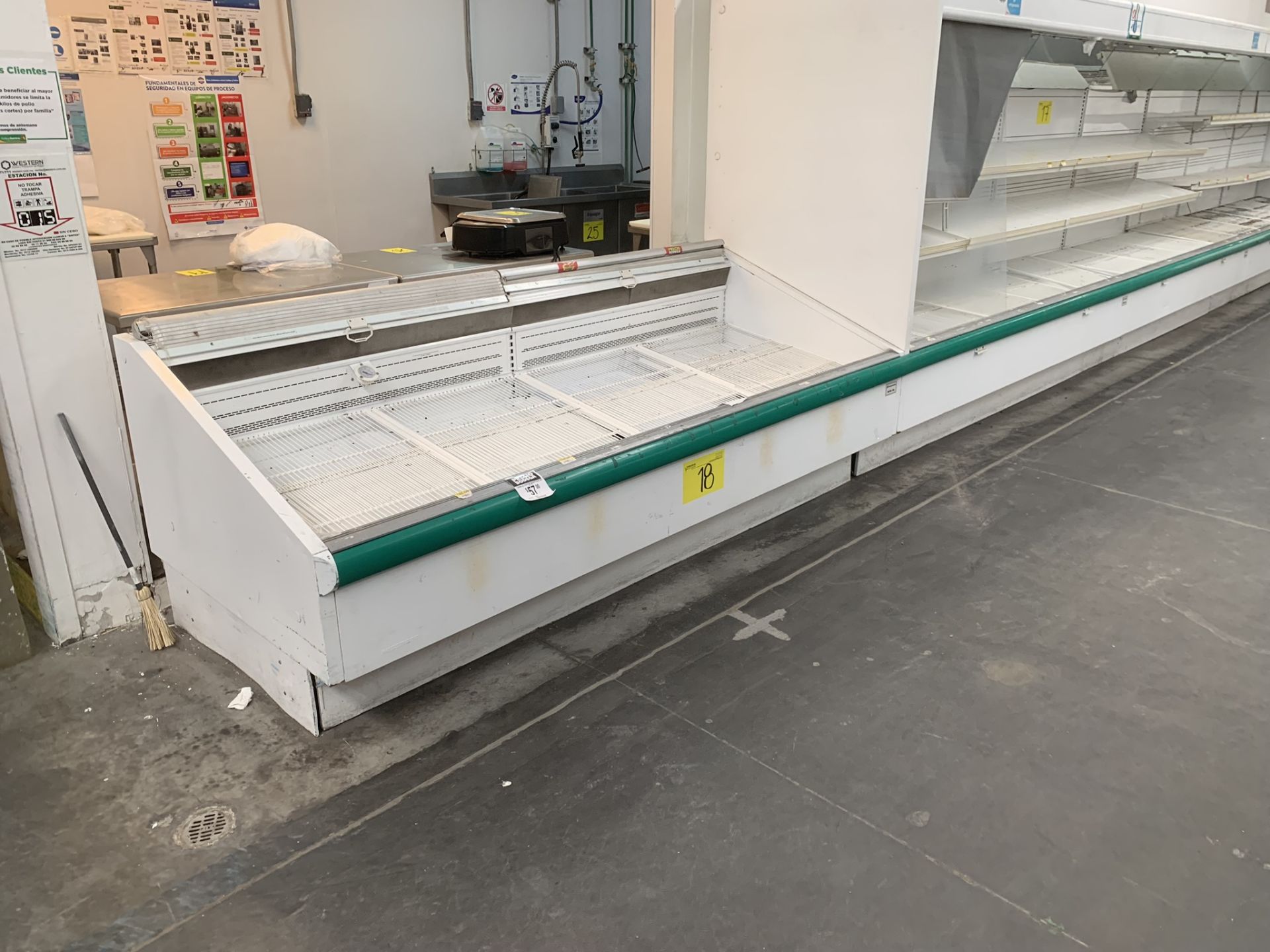 Hussmann bunker-type refrigerated display case for meats measures 2.55 x 1.10 x 0.90 mts - Image 5 of 8