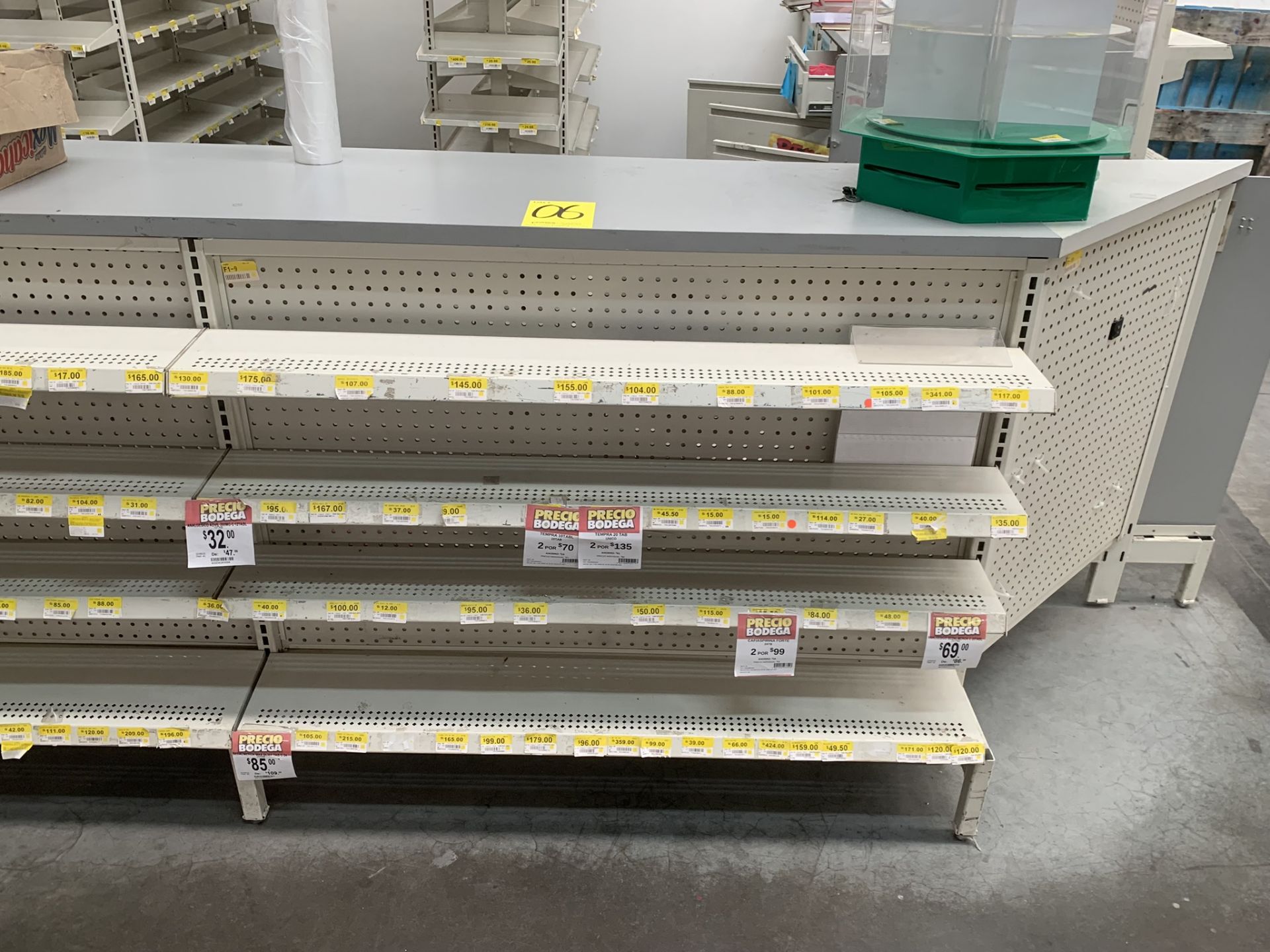 L-shaped counter for a pharmacy with a display of 31 shelves - Image 2 of 17