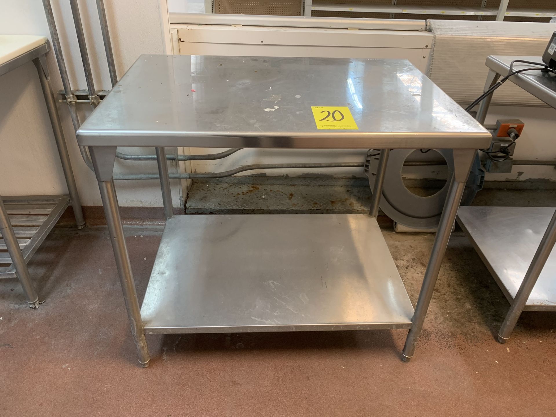 1 Stainless steel work table measures 1.00 x 0.70 x 0.90 mts