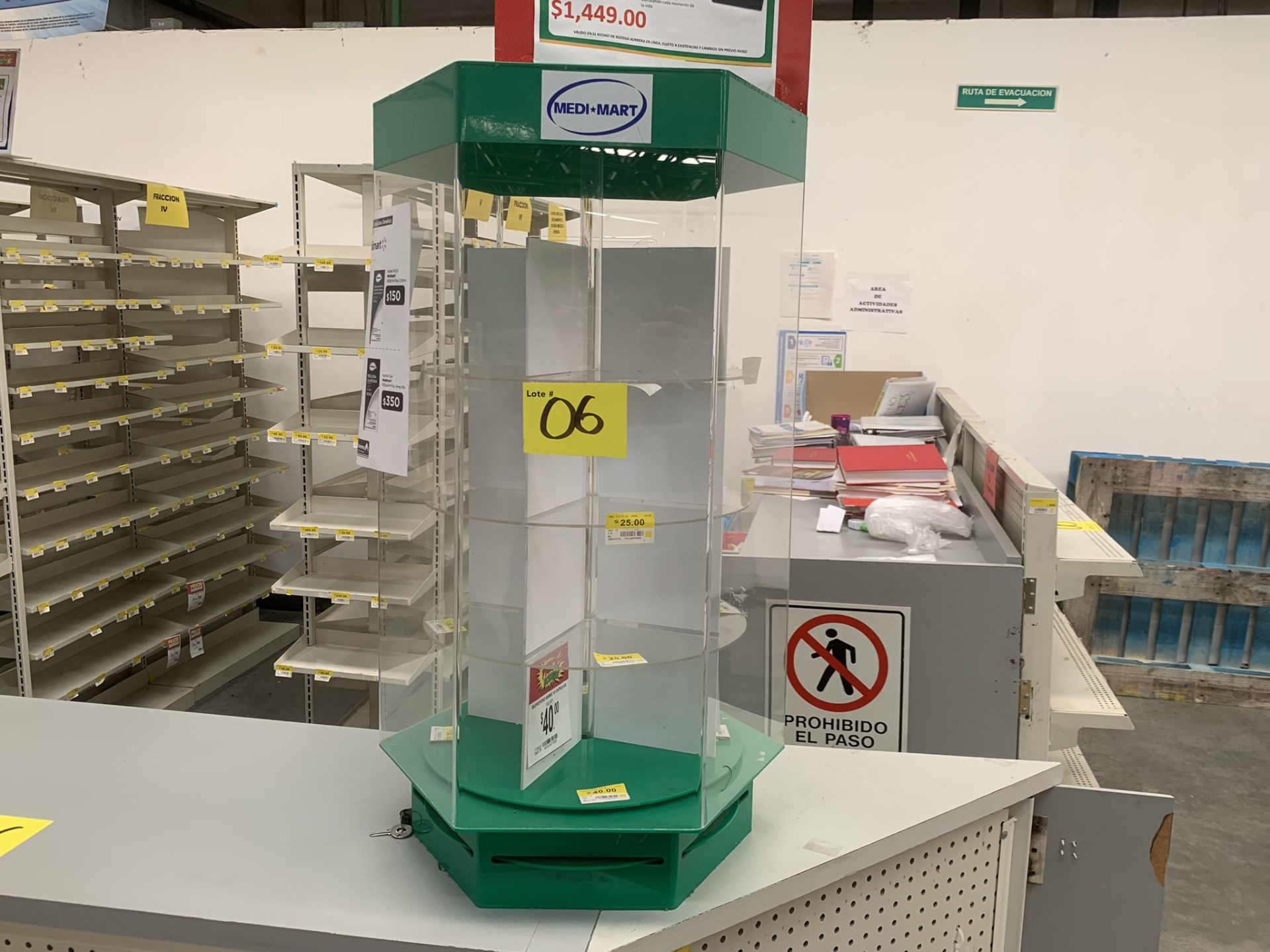 L-shaped counter for a pharmacy with a display of 31 shelves - Image 8 of 17