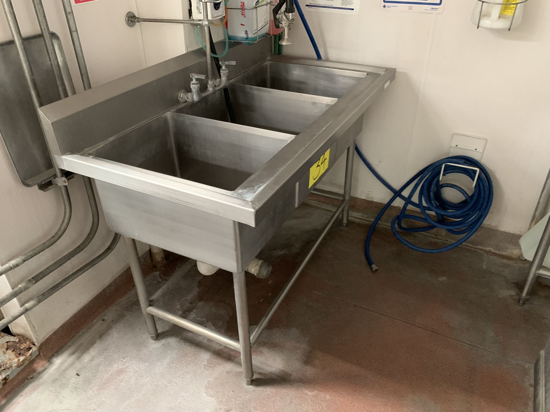 1 Triple stainless steel sink, measures 1.35 x 0.70 x 0.90, includes mixer tap with hose - Image 3 of 11