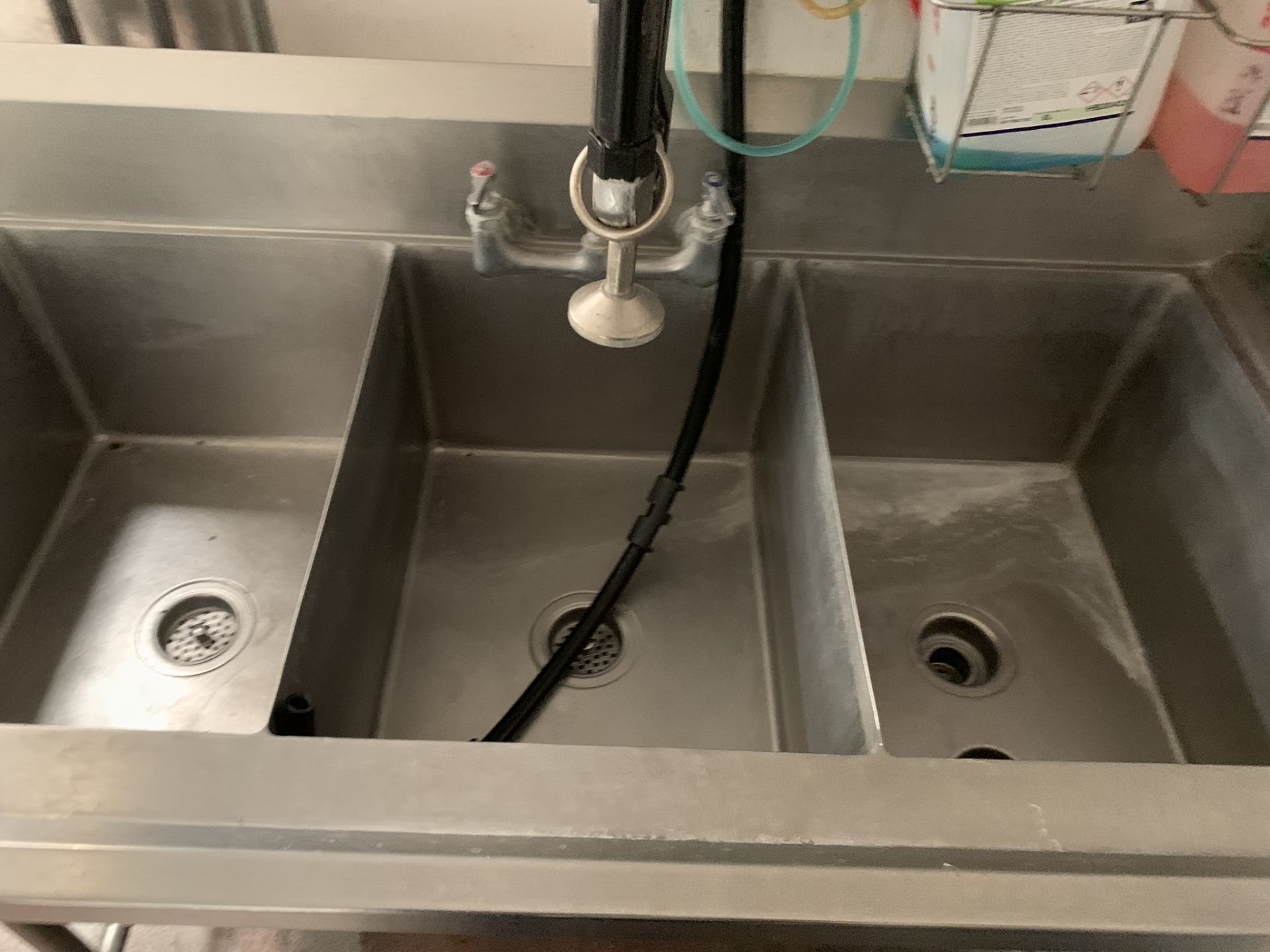 1 Triple stainless steel sink, measures 1.35 x 0.70 x 0.90, includes mixer tap with hose - Image 5 of 11