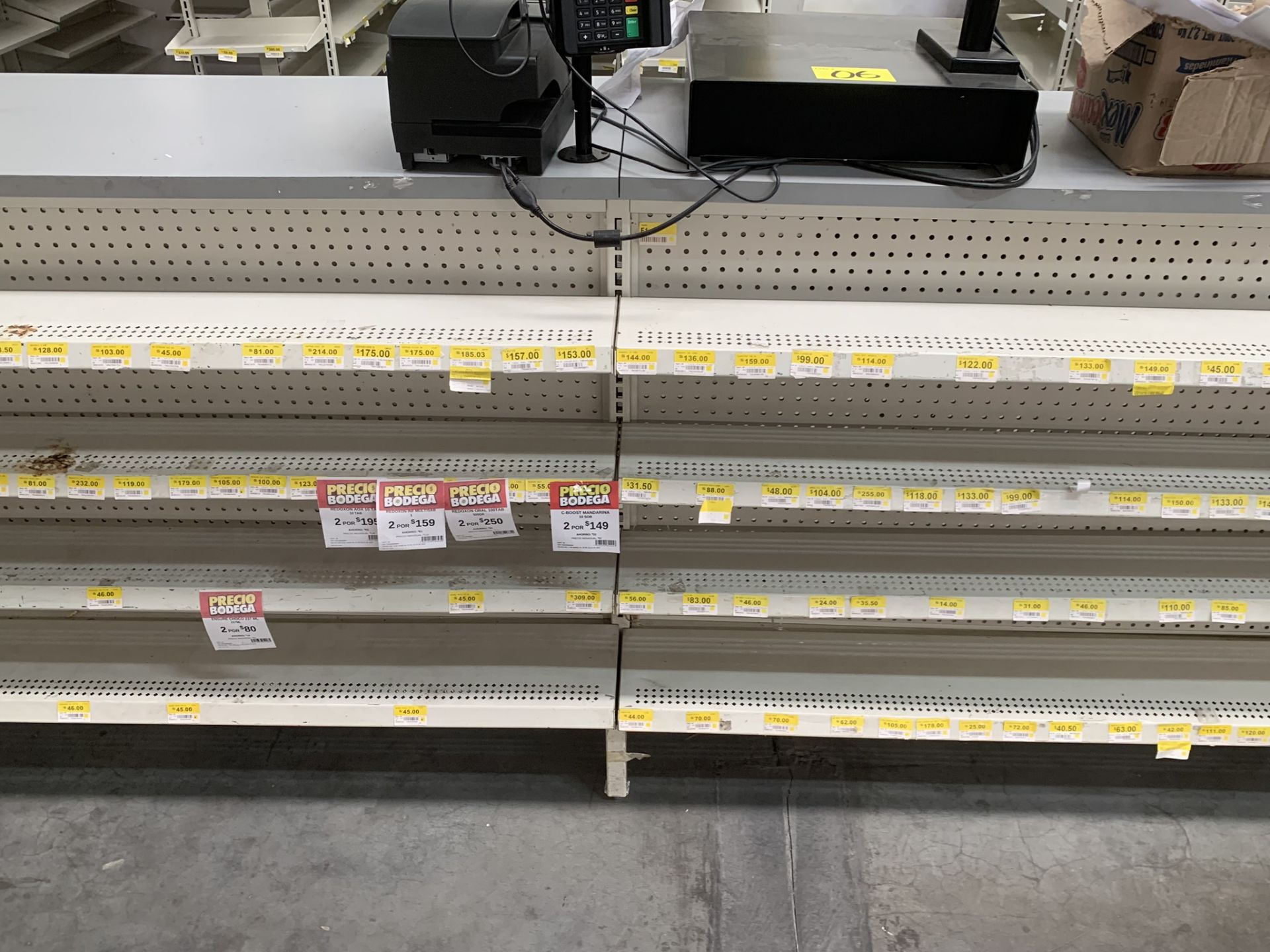 L-shaped counter for a pharmacy with a display of 31 shelves - Image 6 of 17