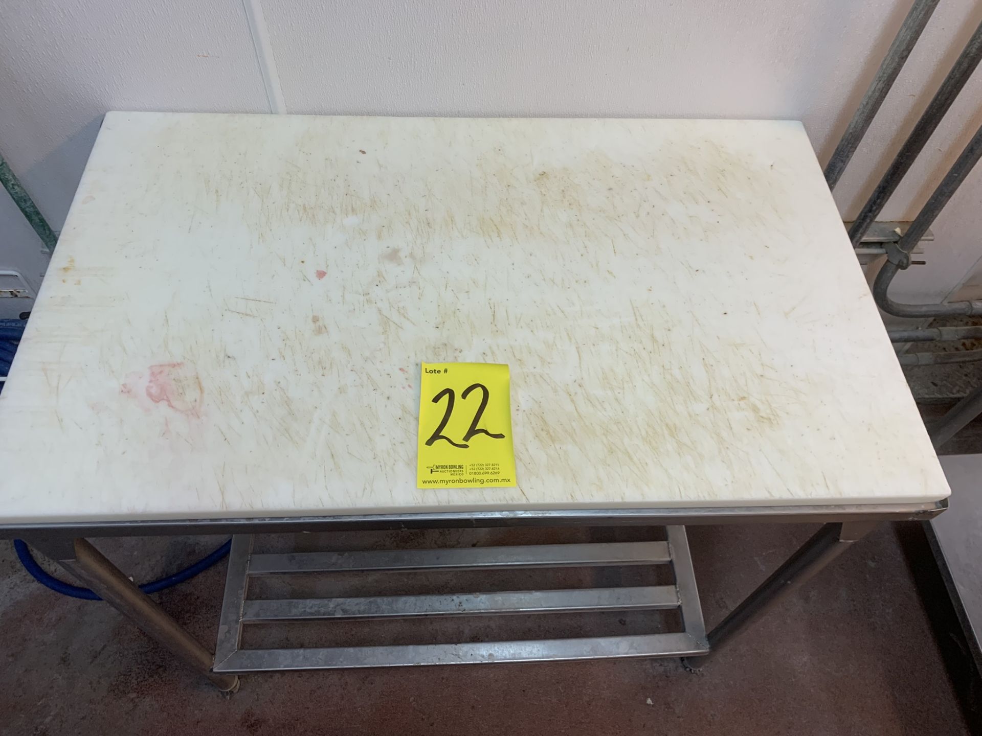 1 stainless steel work table with a 2 cm thick Nylamid board, measures 1.0 x 0.60 x 0.90 meters - Image 10 of 15