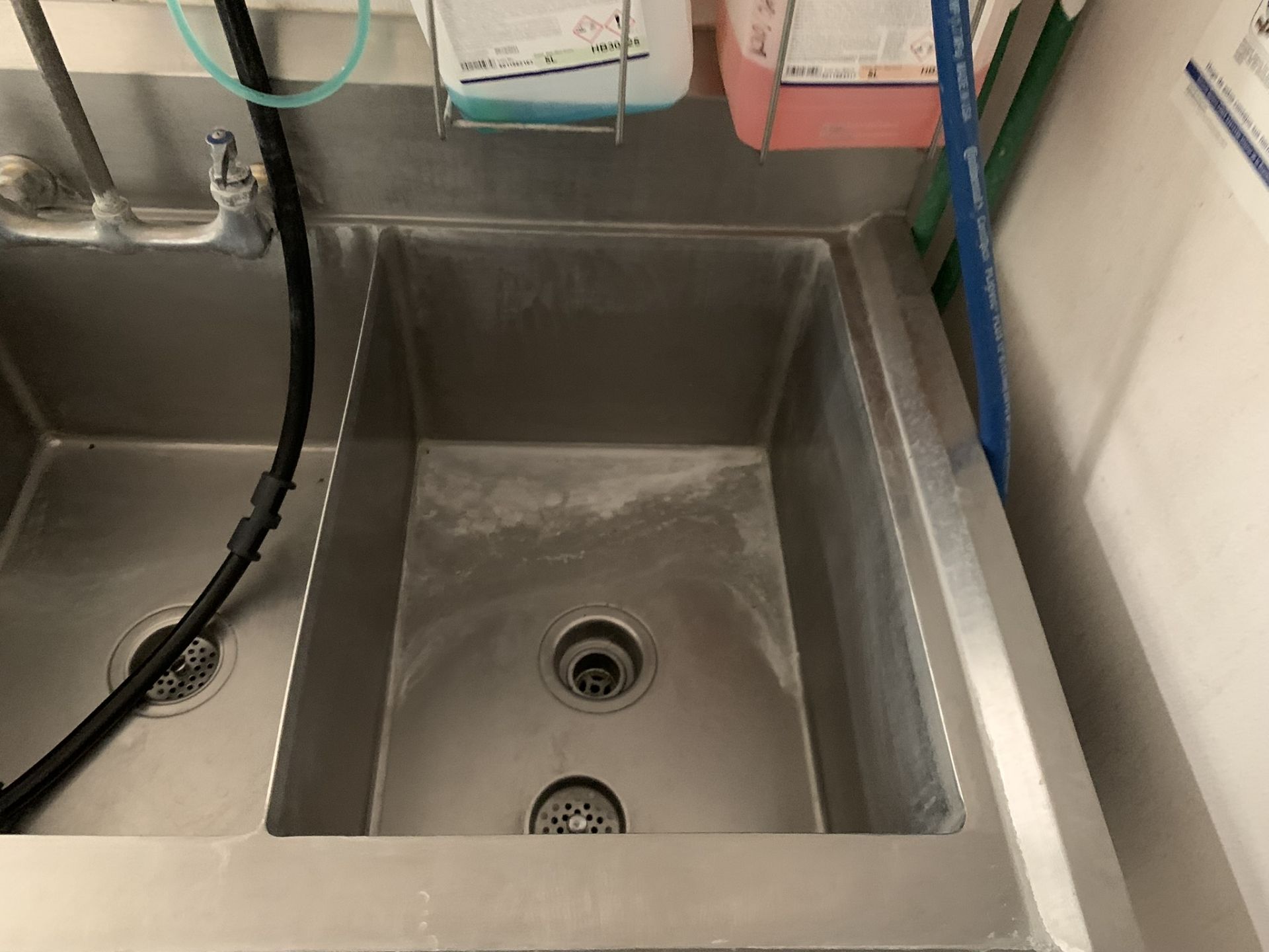 1 Triple stainless steel sink, measures 1.35 x 0.70 x 0.90, includes mixer tap with hose - Image 6 of 11