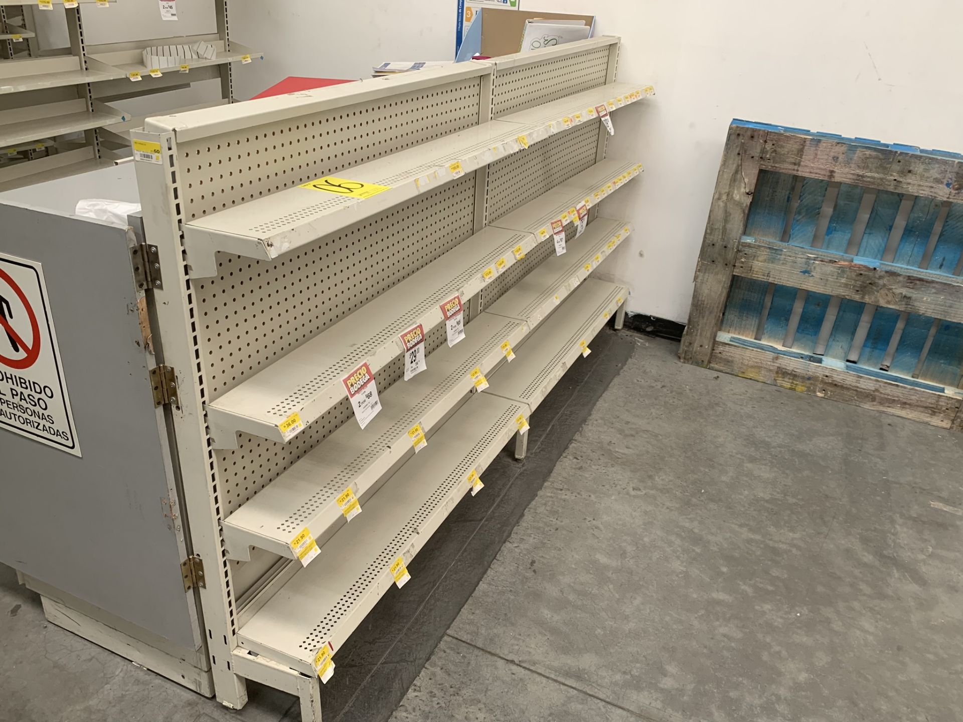 L-shaped counter for a pharmacy with a display of 31 shelves - Image 15 of 17