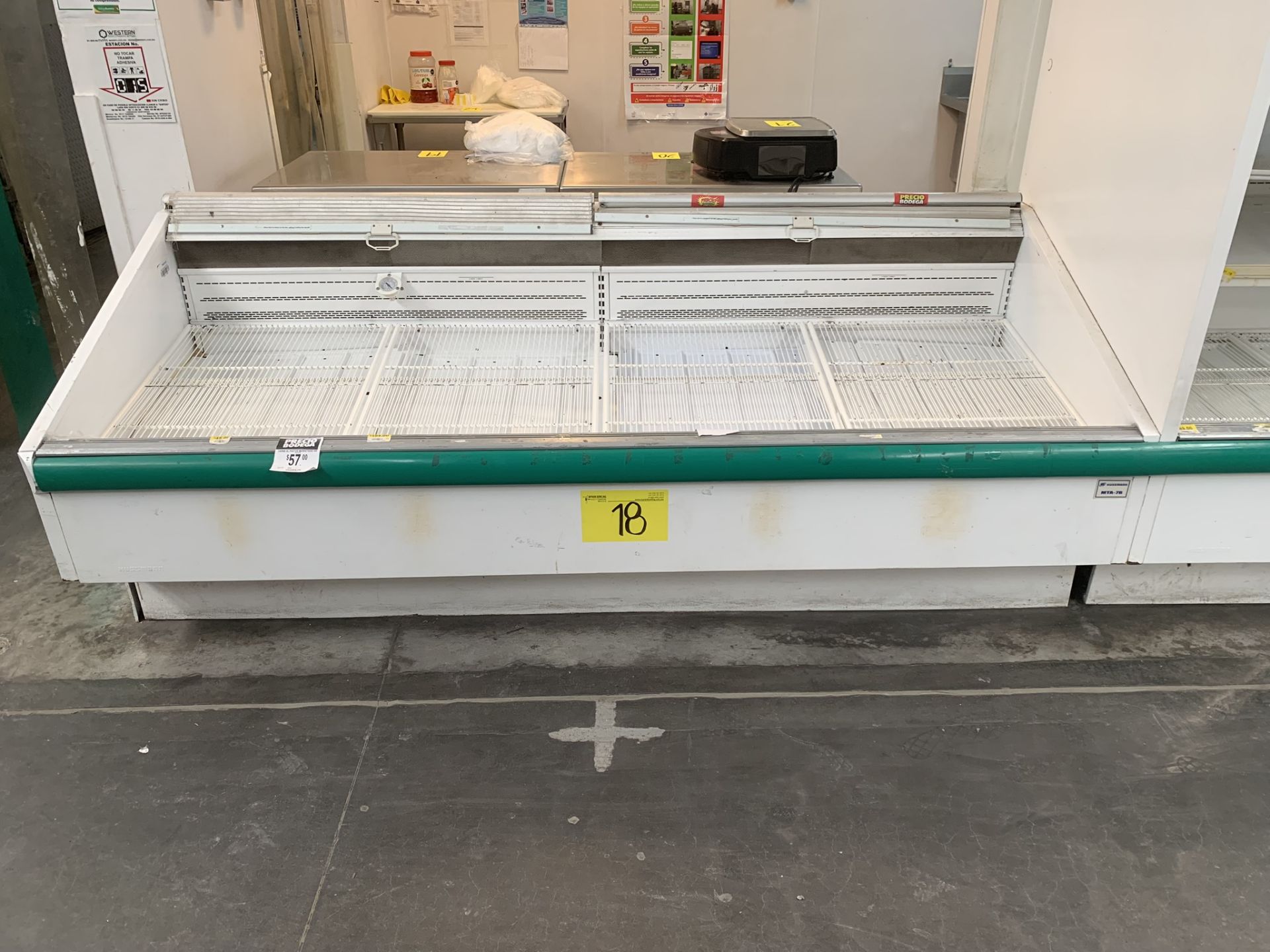 Hussmann bunker-type refrigerated display case for meats measures 2.55 x 1.10 x 0.90 mts