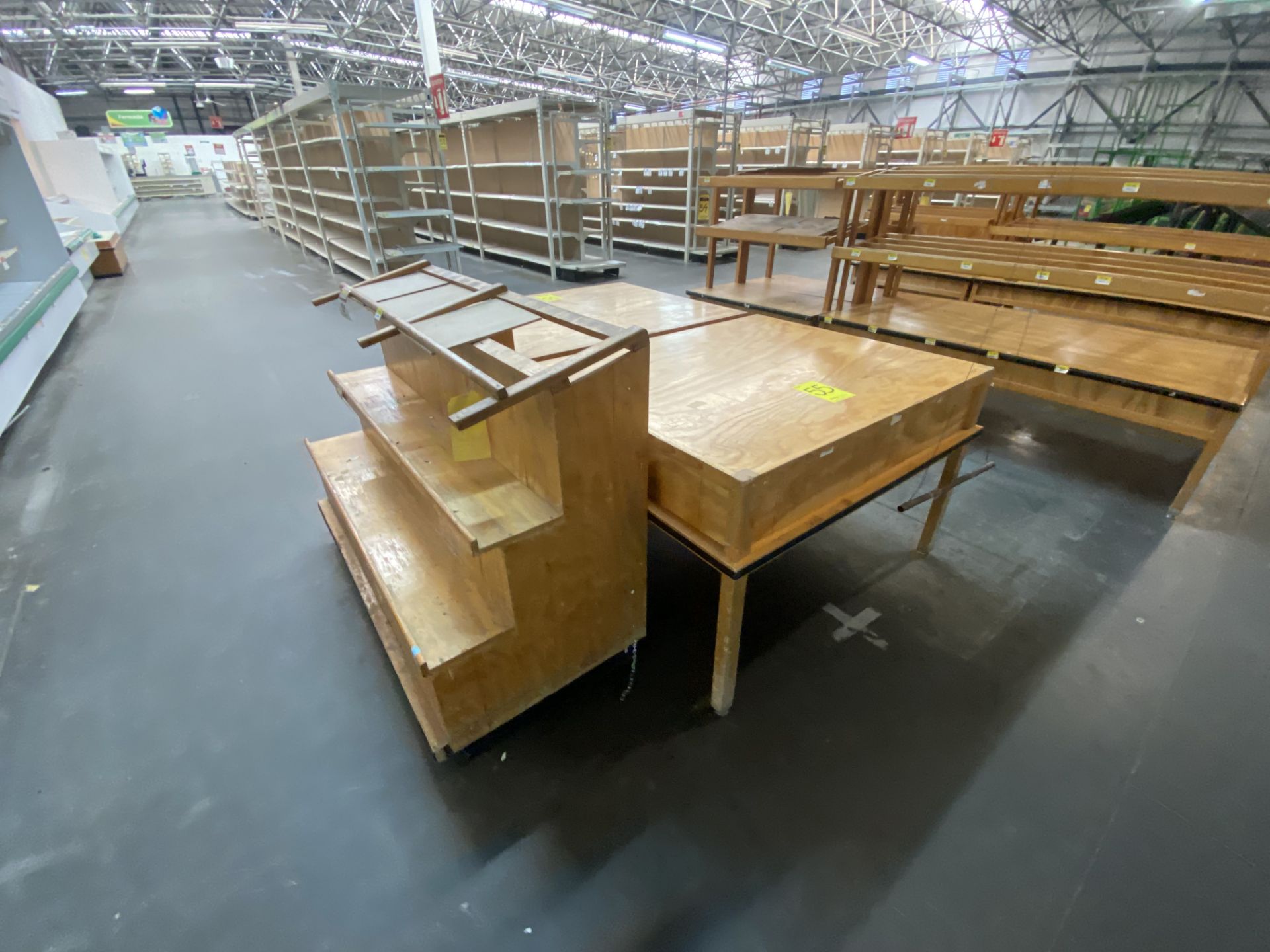 3 wooden tables for exhibition, measures 1.20 x 1.00 x 0.80; wooden Display cabinet for tortillas - Image 6 of 13